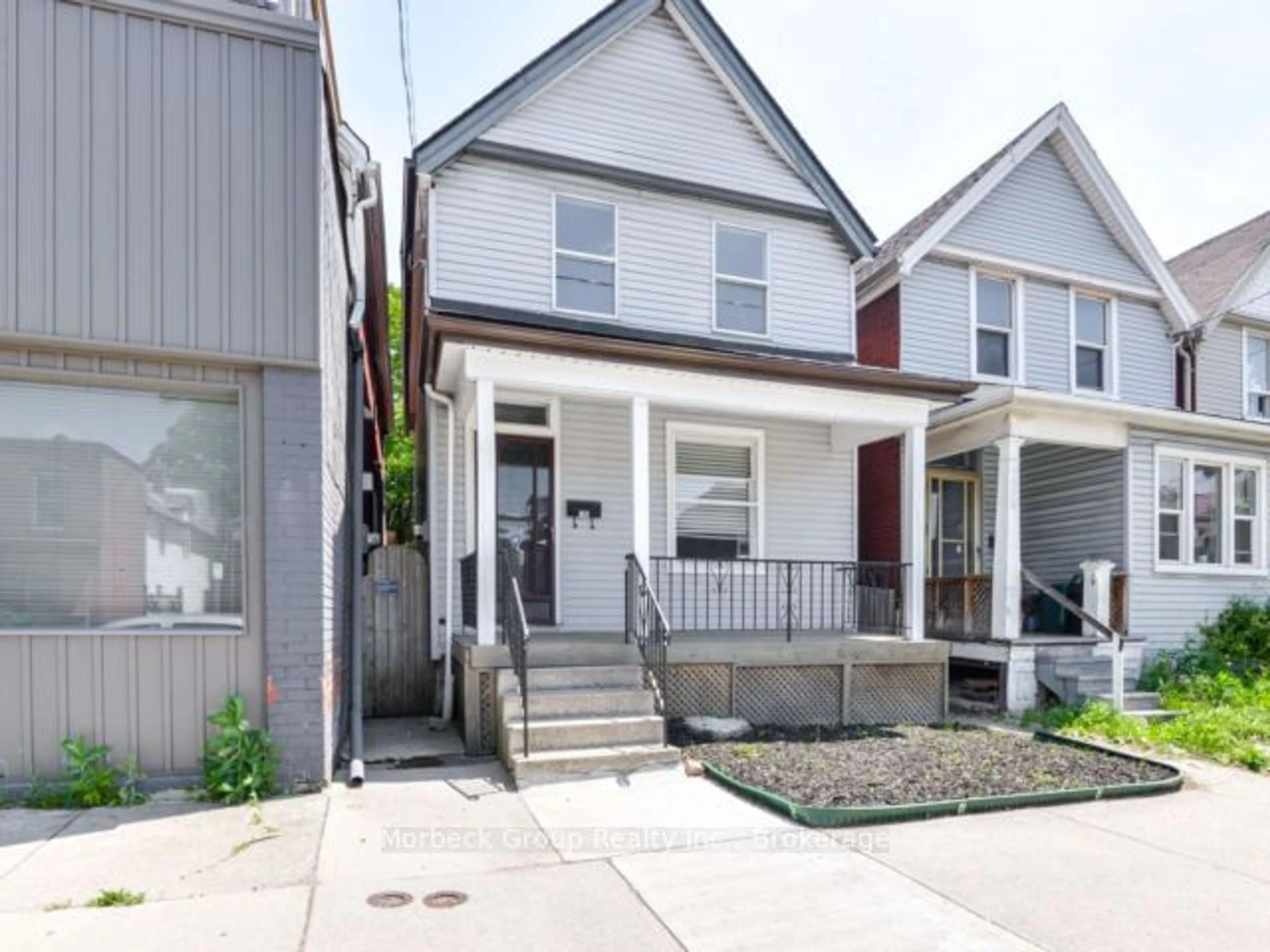 Home with vinyl exterior material, street for 186 SHERMAN Ave, Hamilton Ontario L8L 6M9