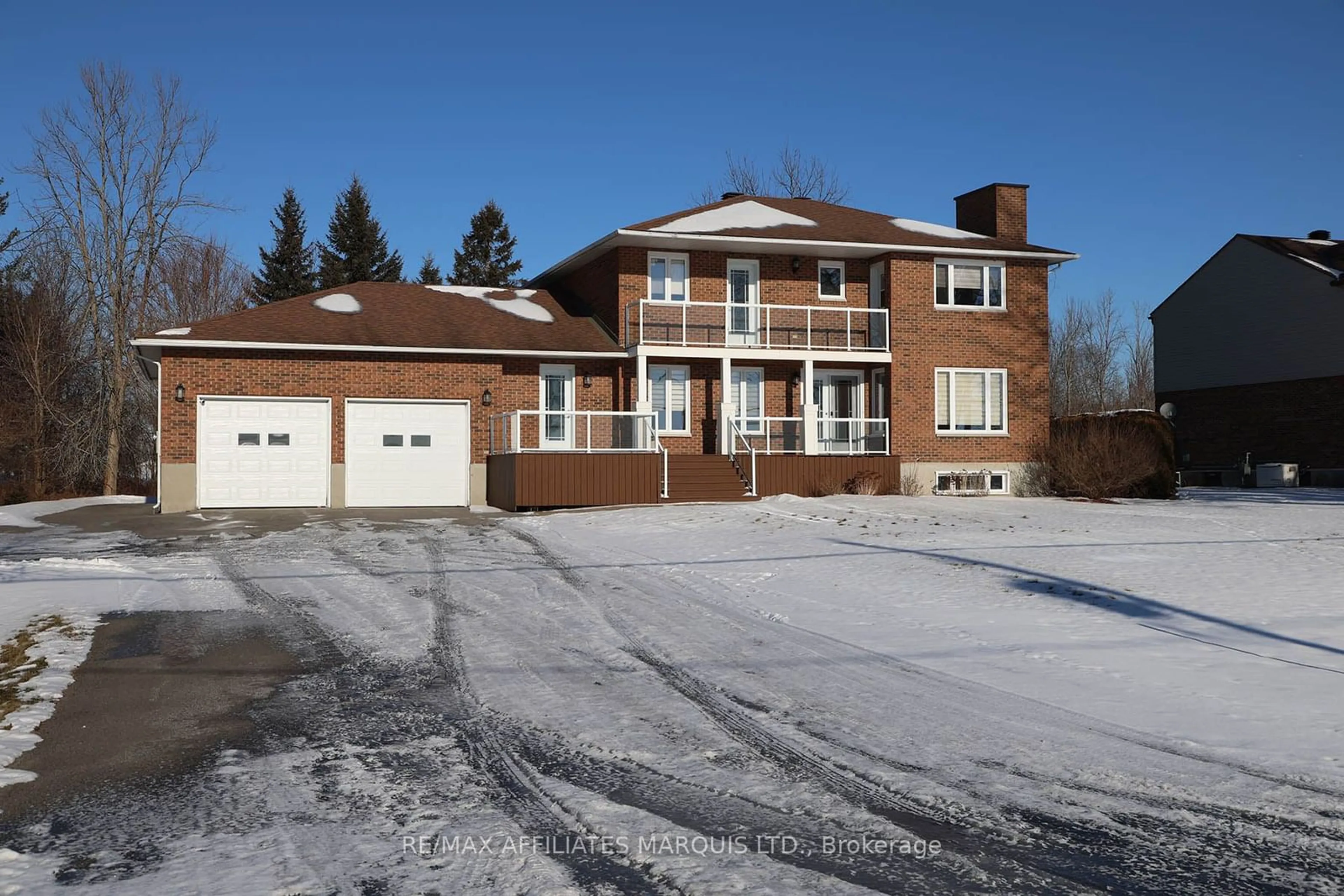 A pic from outside/outdoor area/front of a property/back of a property/a pic from drone, building for 12159 Lakeshore Dr, South Dundas Ontario K0C 1X0