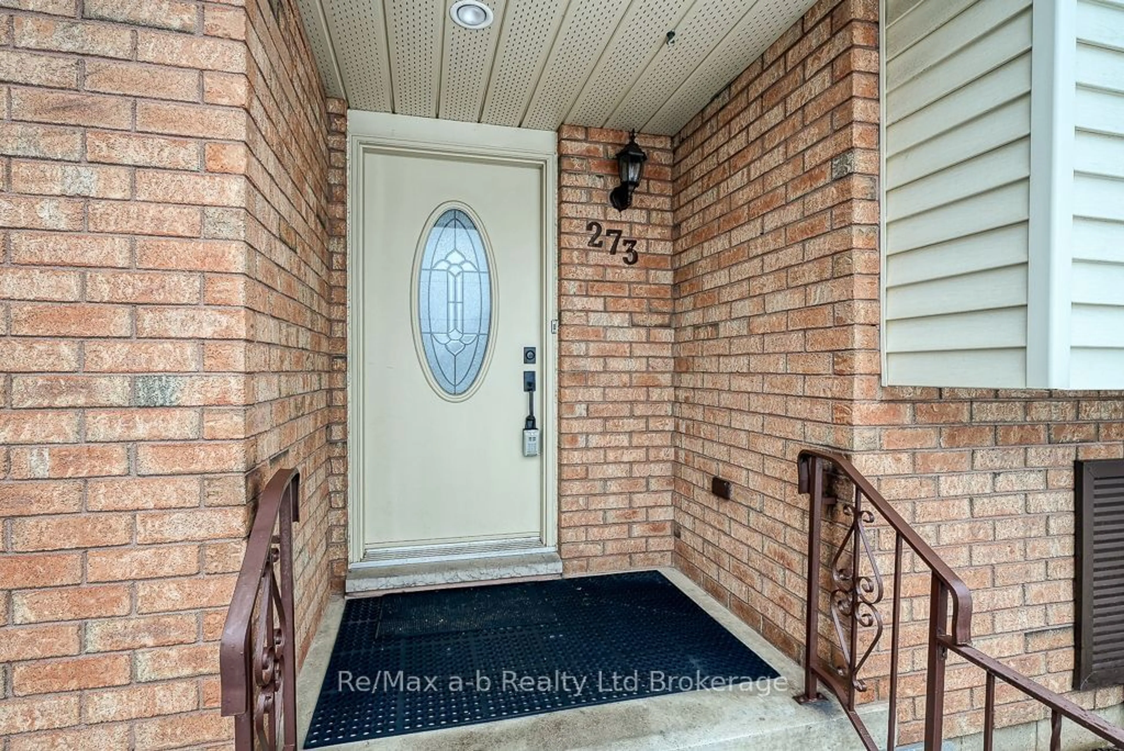 Indoor entryway for 273 Whiting St, Ingersoll Ontario N5C 3B7