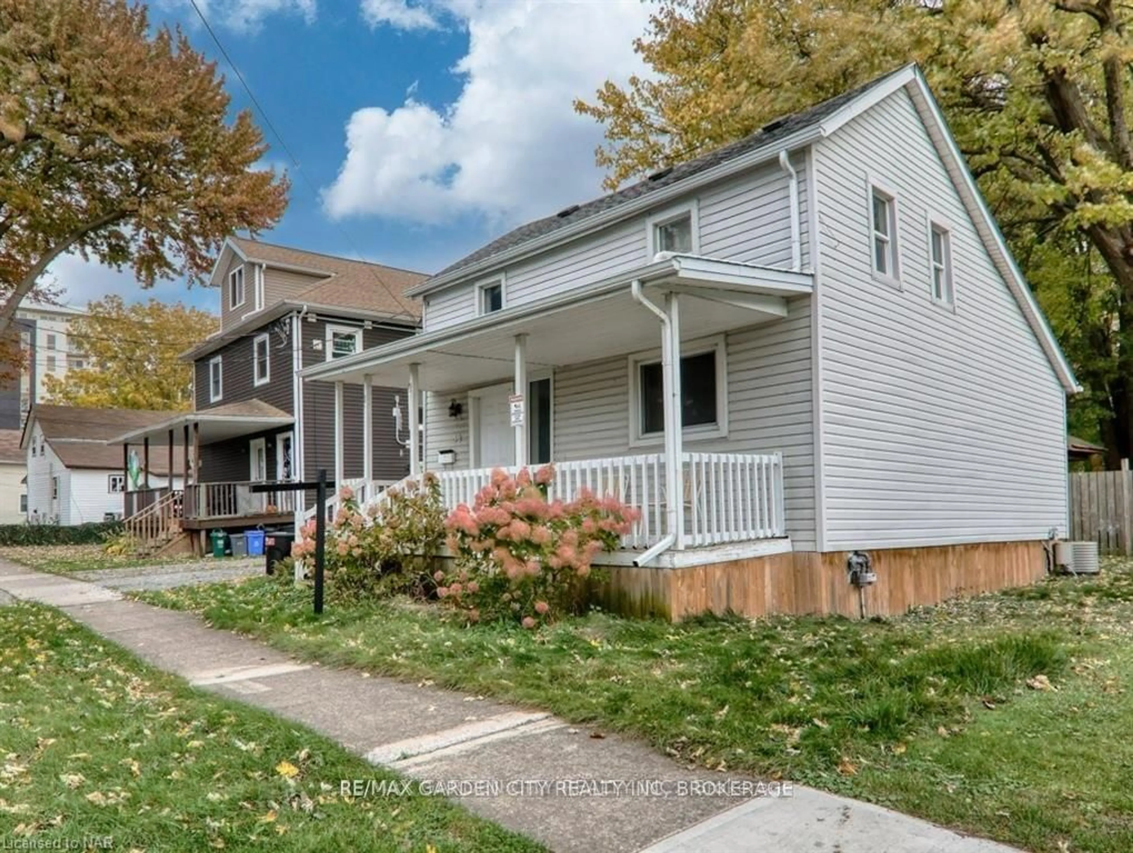 A pic from outside/outdoor area/front of a property/back of a property/a pic from drone, street for 50 Victoria St, Port Colborne Ontario L3K 2Y2