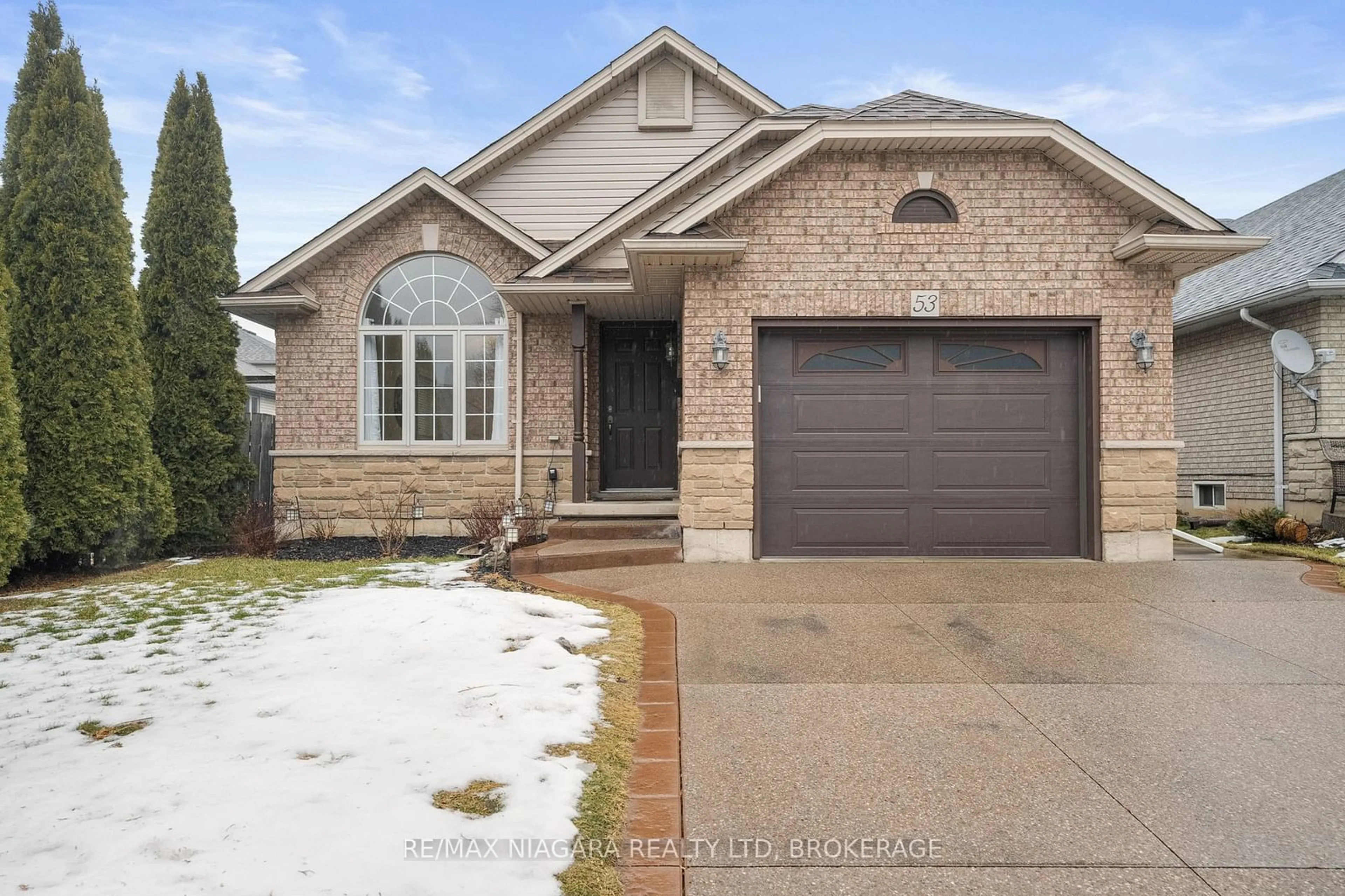 Home with brick exterior material, street for 53 Aspen Dr, Grimsby Ontario L3M 5M1