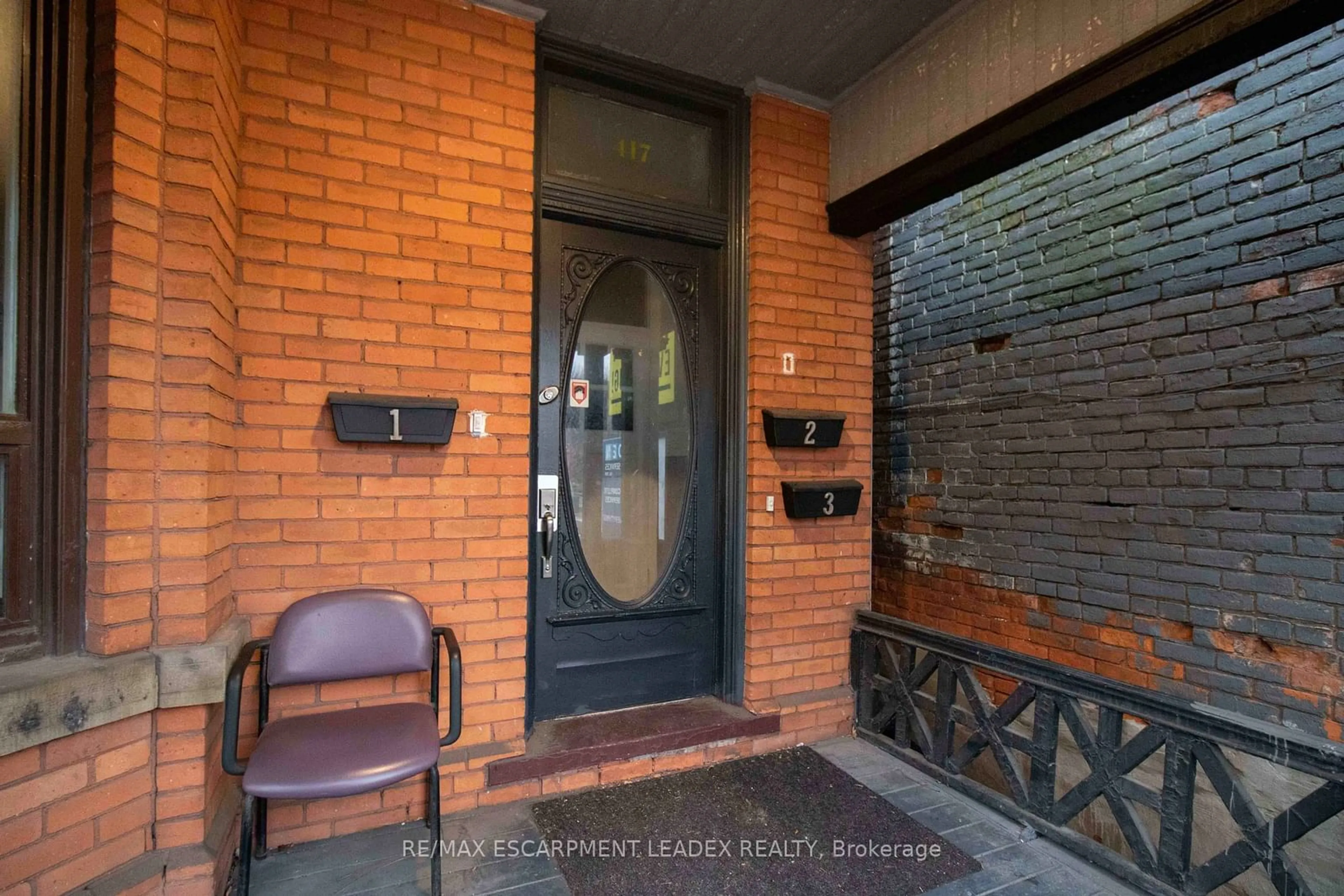 Indoor entryway for 417 King St, Hamilton Ontario L8P 1B5