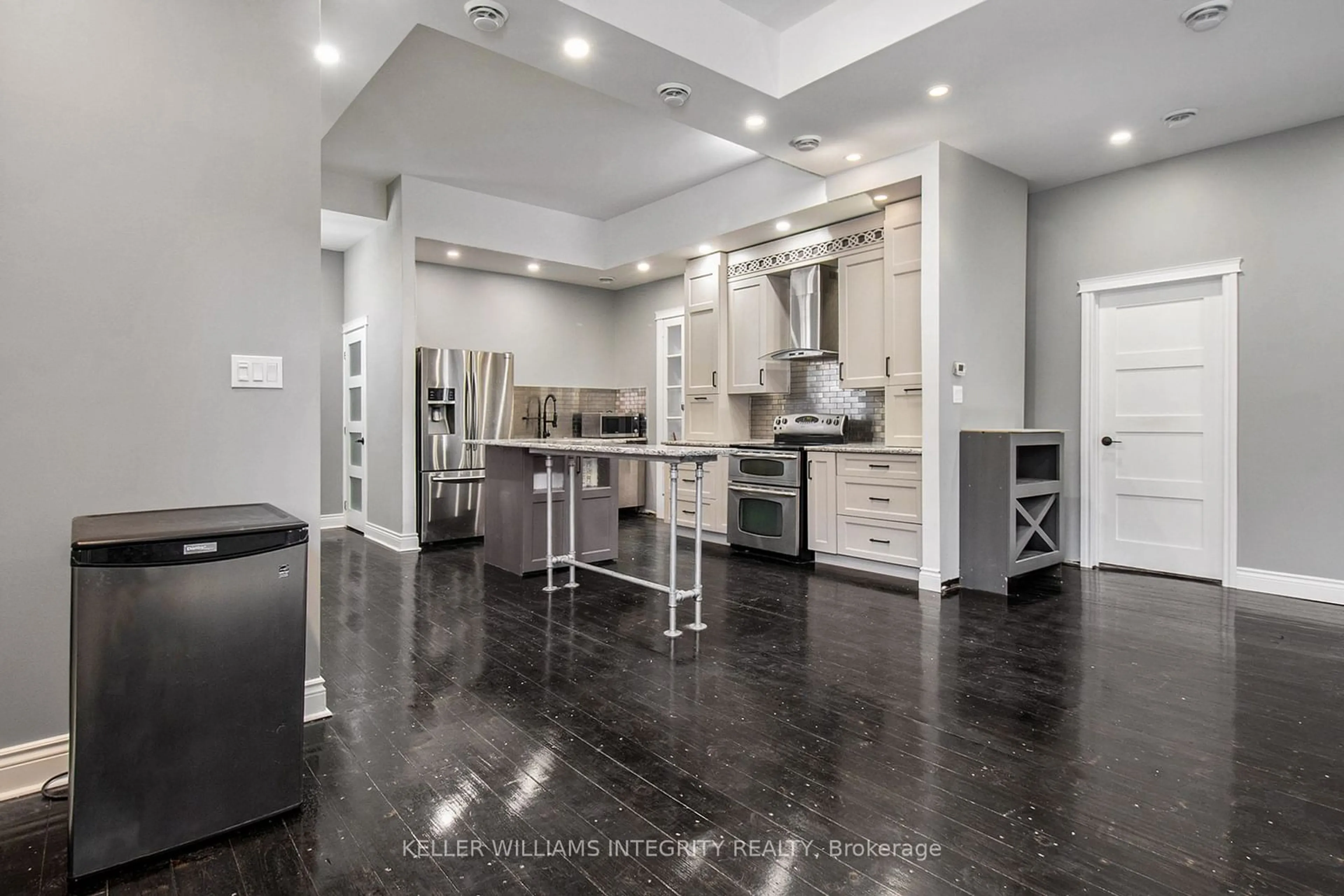 Open concept kitchen, ceramic/tile floor for 698 COOPER St, Ottawa Centre Ontario K1R 6C6