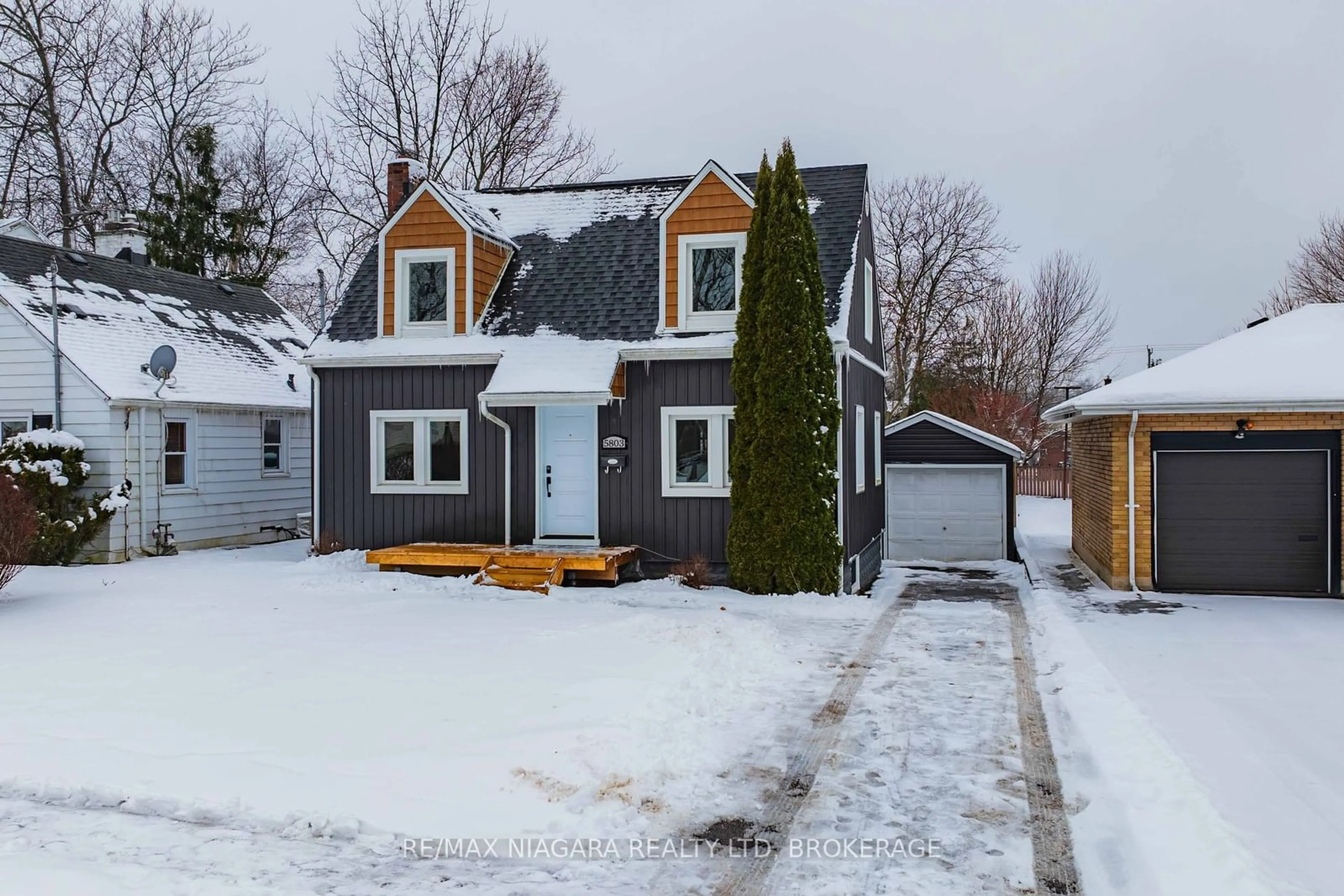 A pic from outside/outdoor area/front of a property/back of a property/a pic from drone, street for 5803 Depew Ave, Niagara Falls Ontario L2G 5M2