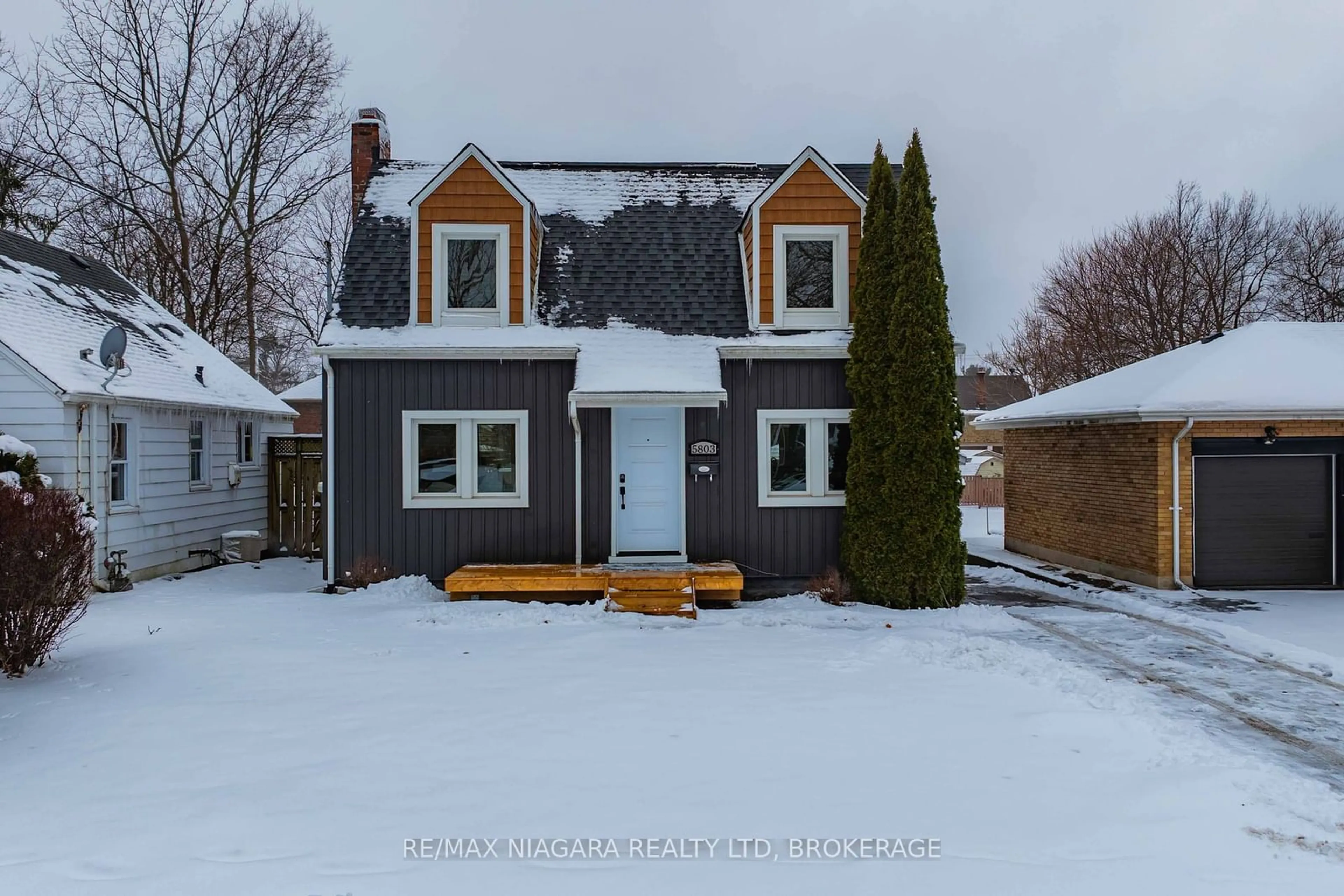 A pic from outside/outdoor area/front of a property/back of a property/a pic from drone, street for 5803 Depew Ave, Niagara Falls Ontario L2G 5M2