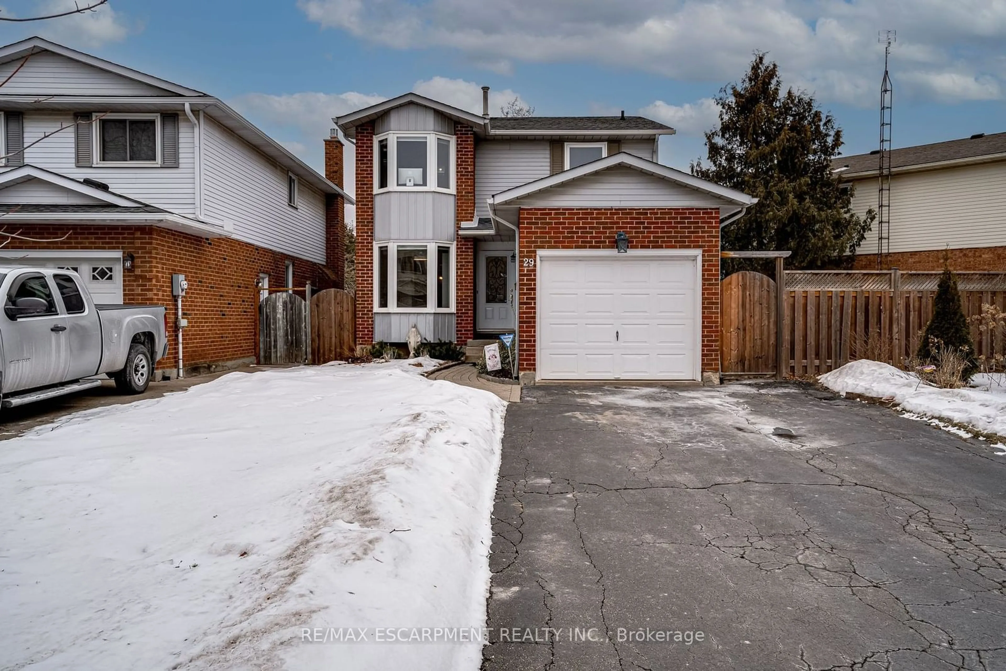 A pic from outside/outdoor area/front of a property/back of a property/a pic from drone, street for 29 CAPRI St, Thorold Ontario L2V 4W7