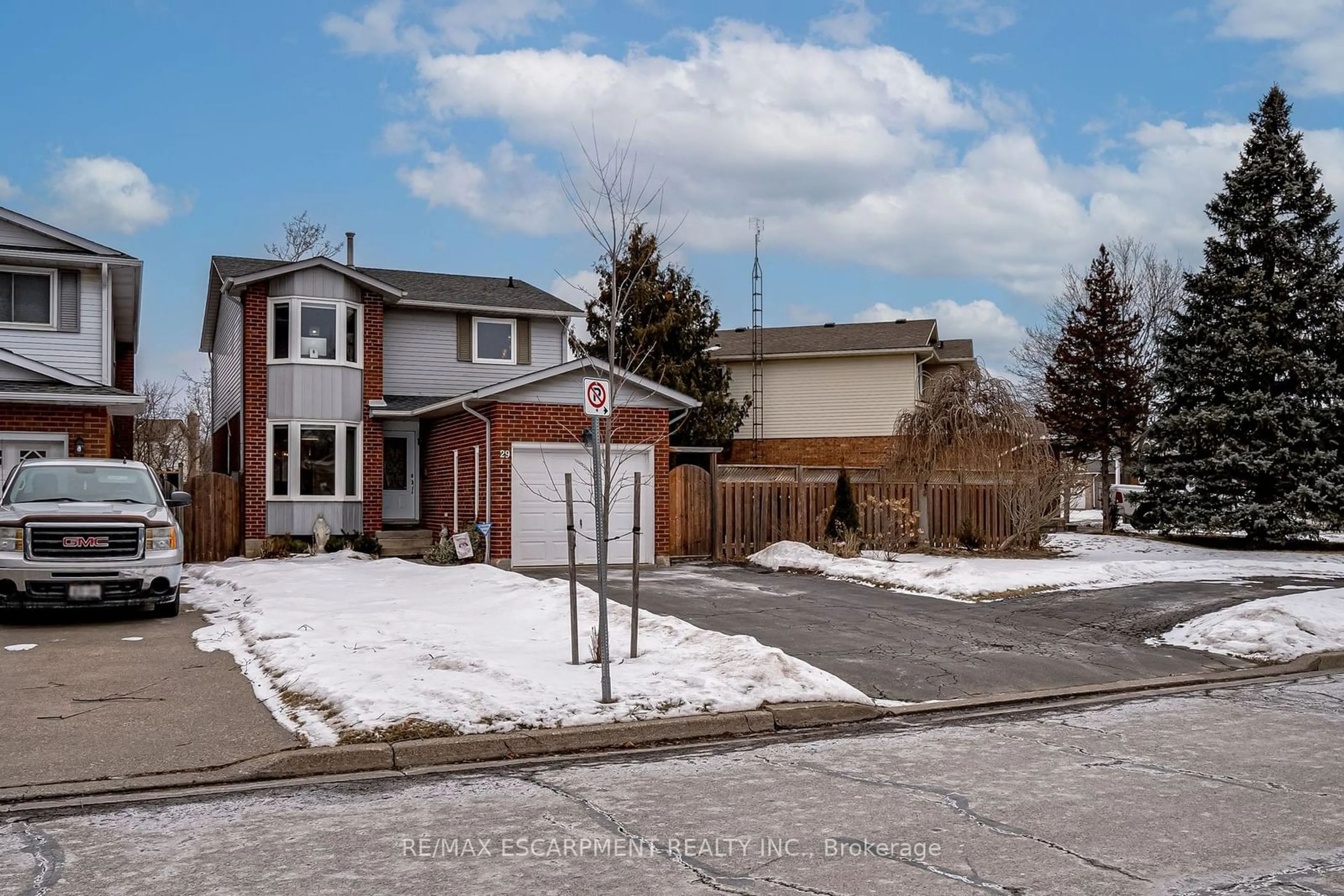 A pic from outside/outdoor area/front of a property/back of a property/a pic from drone, street for 29 CAPRI St, Thorold Ontario L2V 4W7