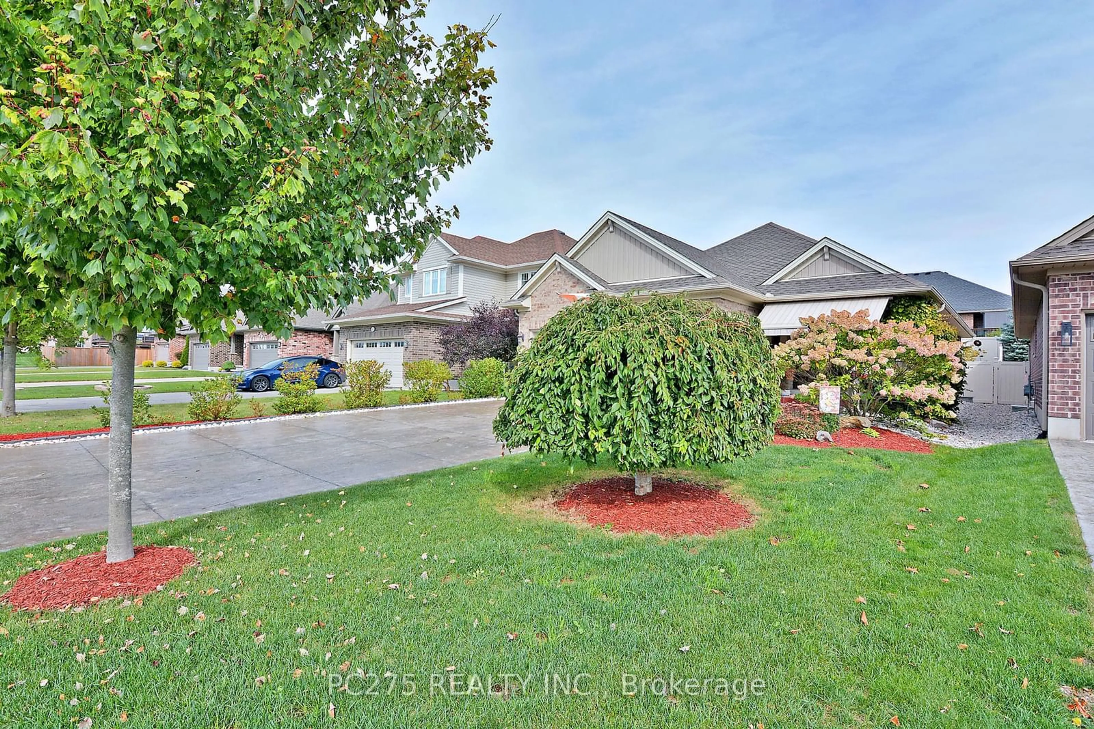 A pic from outside/outdoor area/front of a property/back of a property/a pic from drone, street for 23 Blairmont Terr, St. Thomas Ontario N5R 0E2