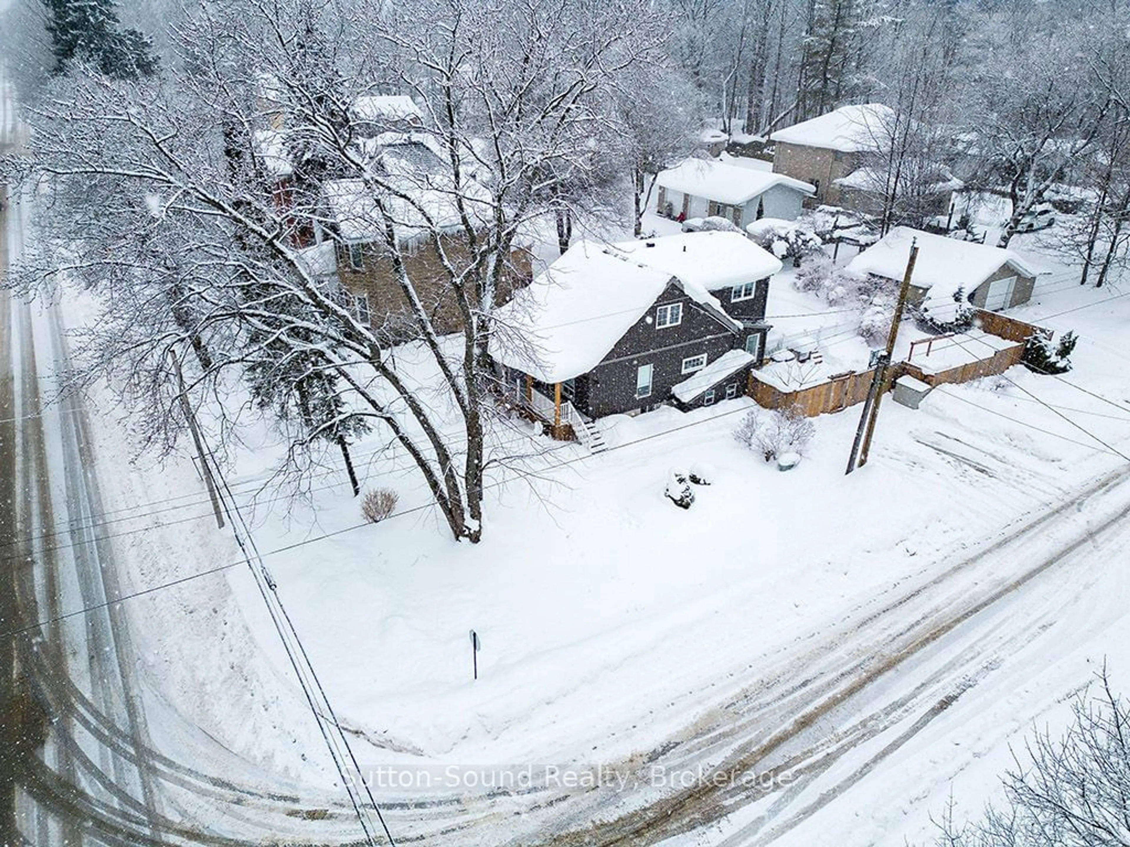 A pic from outside/outdoor area/front of a property/back of a property/a pic from drone, street for 1990 4th Ave, Owen Sound Ontario N4K 4Y2