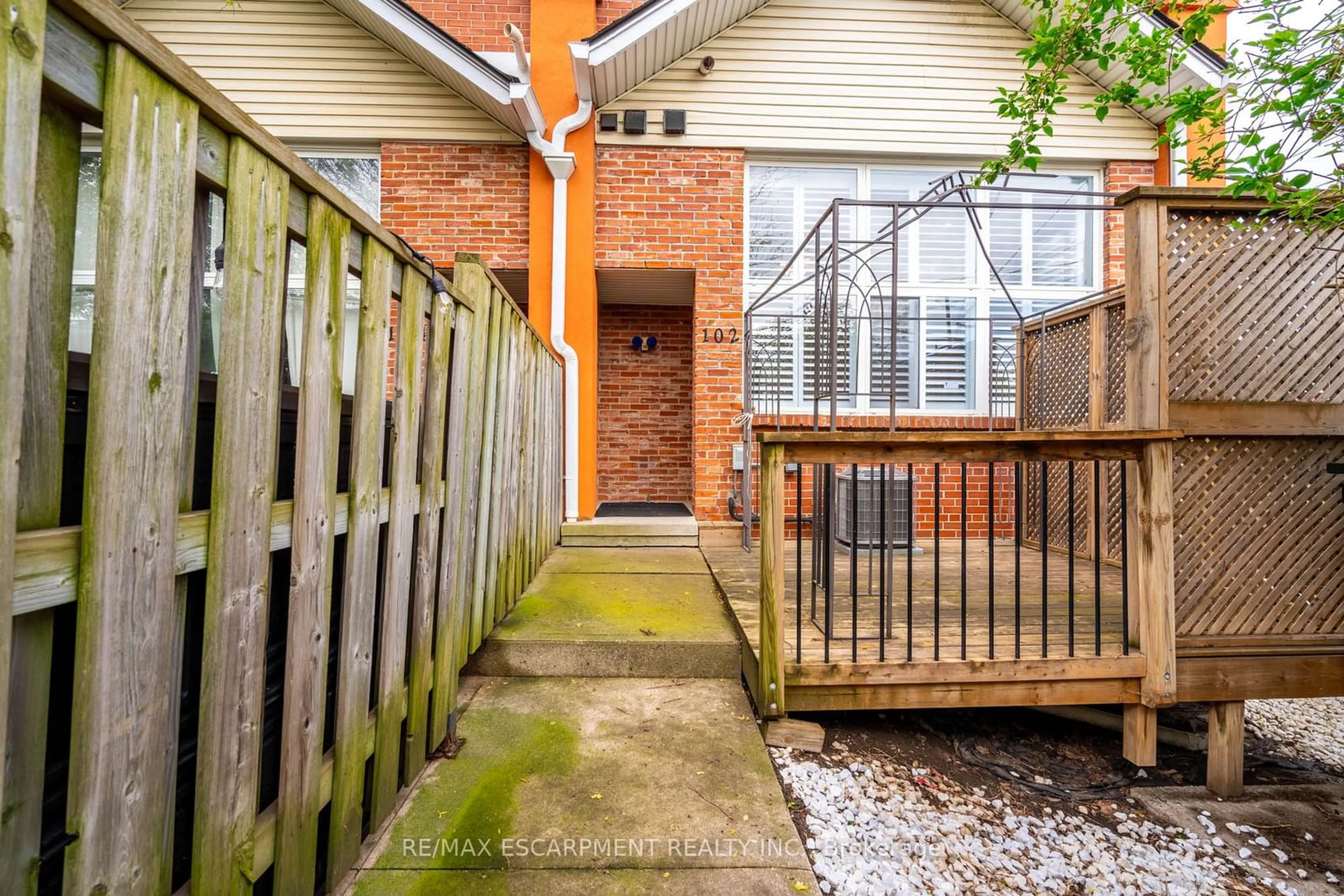 Patio, street for 111 Grey St #102, Brantford Ontario N3S 4V8