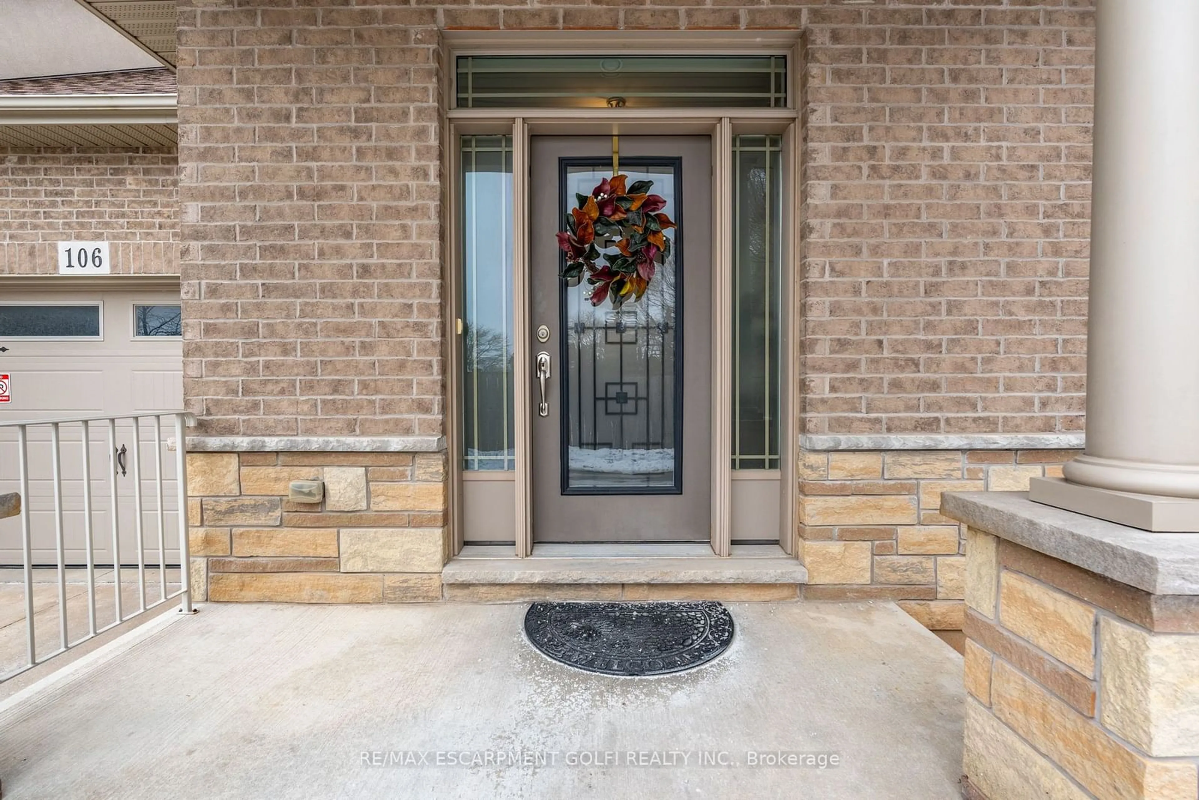 Indoor entryway for 6186 Dorchester Rd #106, Niagara-on-the-Lake Ontario L2G 0G4