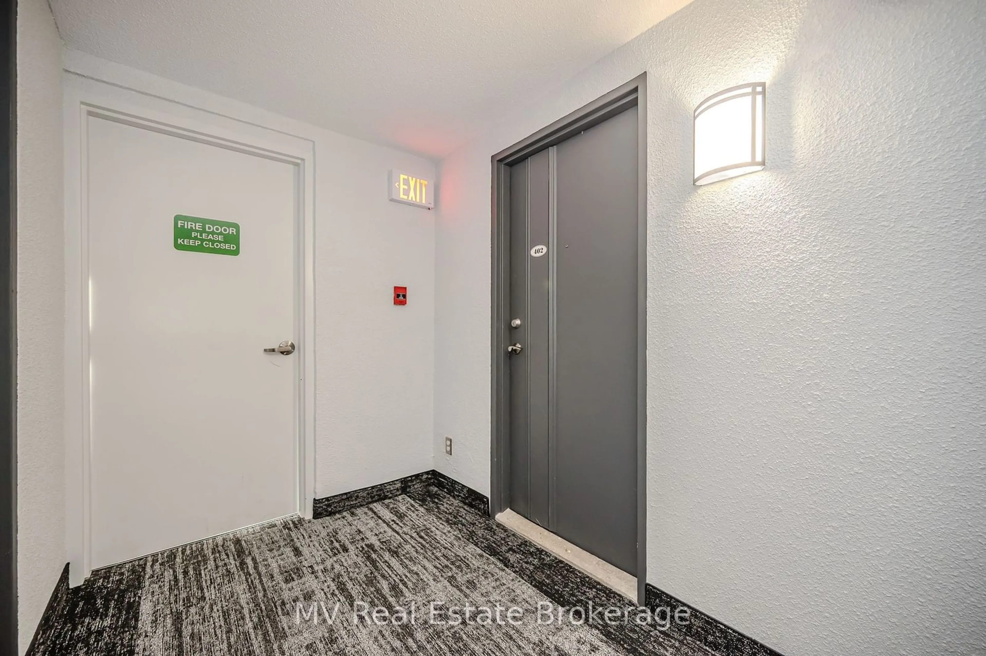 Indoor entryway for 93 WESTWOOD Rd #402, Guelph Ontario N1H 7J7