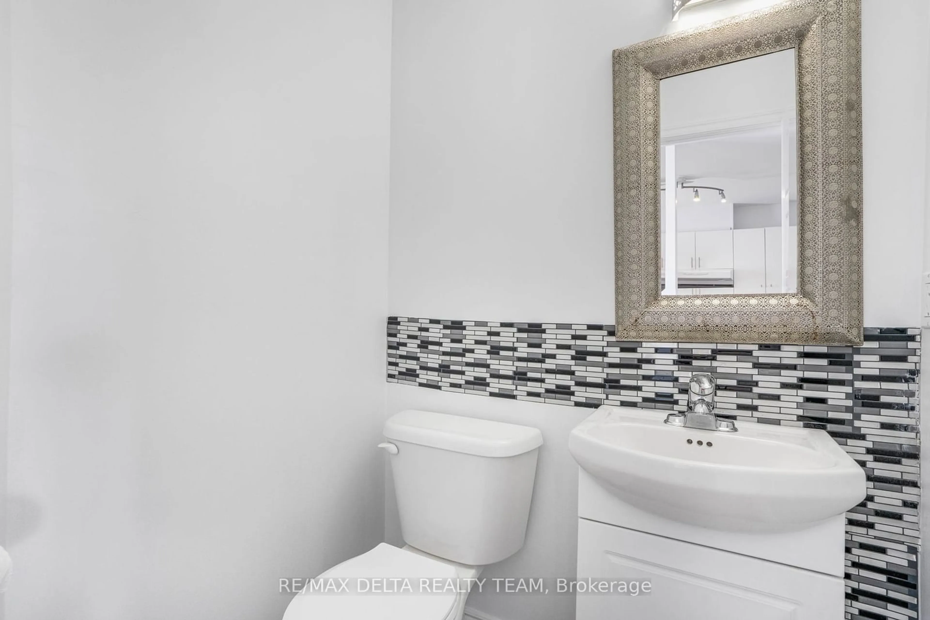 Standard bathroom, ceramic/tile floor for 4324 Meadowvale Lane, Cyrville - Carson Grove - Pineview Ontario K1B 5A2