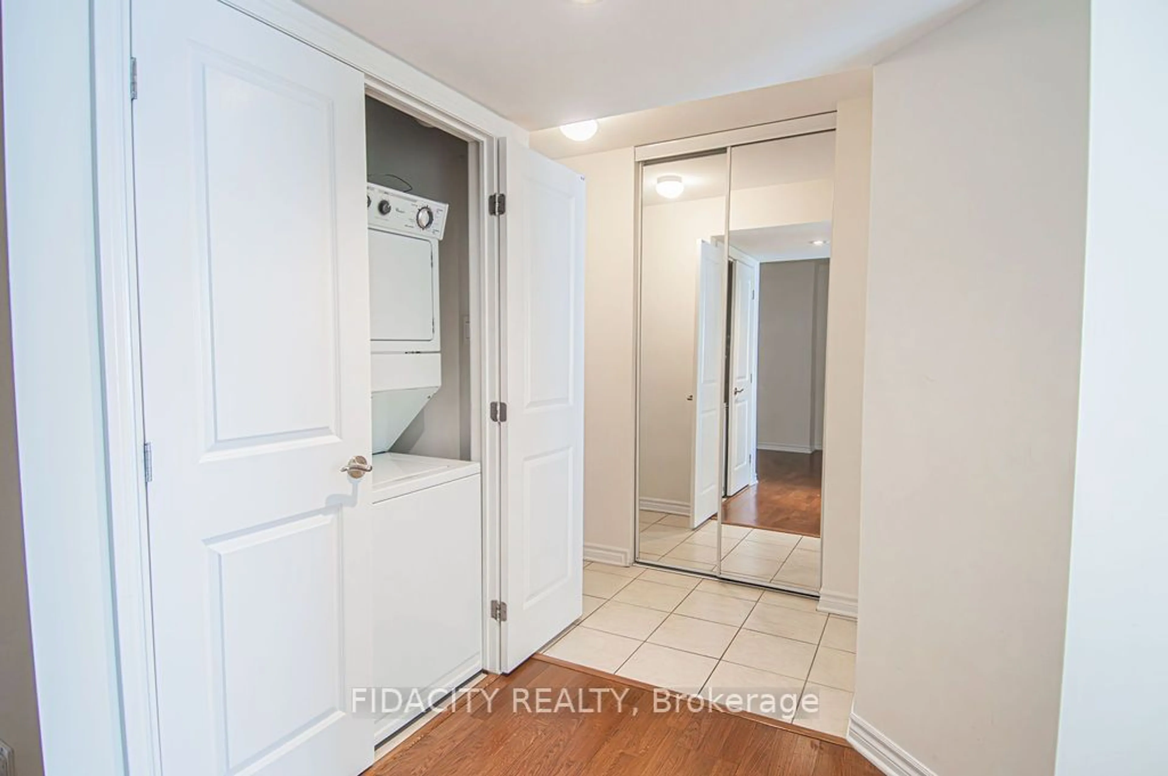 Indoor entryway for 314 Central Park Dr #810, Carlington - Central Park Ontario K2C 0R2