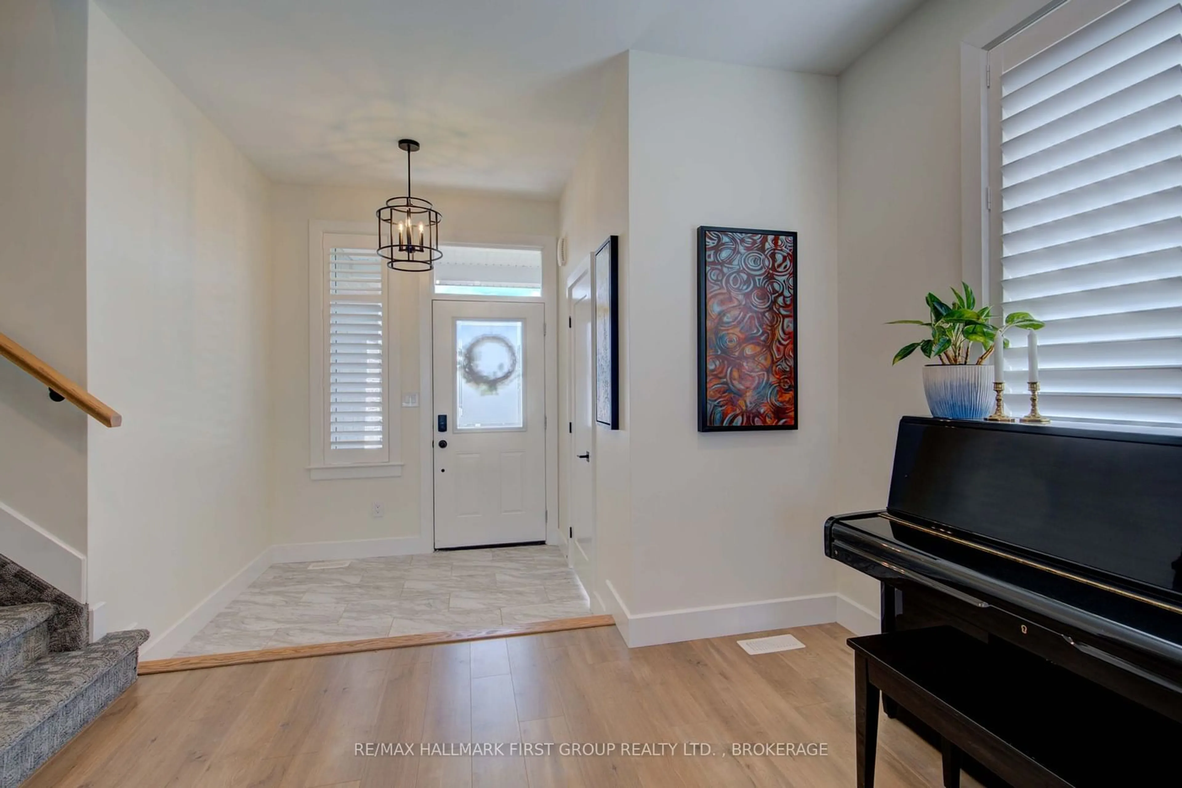 Indoor entryway for 135 Brennan Cres, Loyalist Ontario K0H 2H0