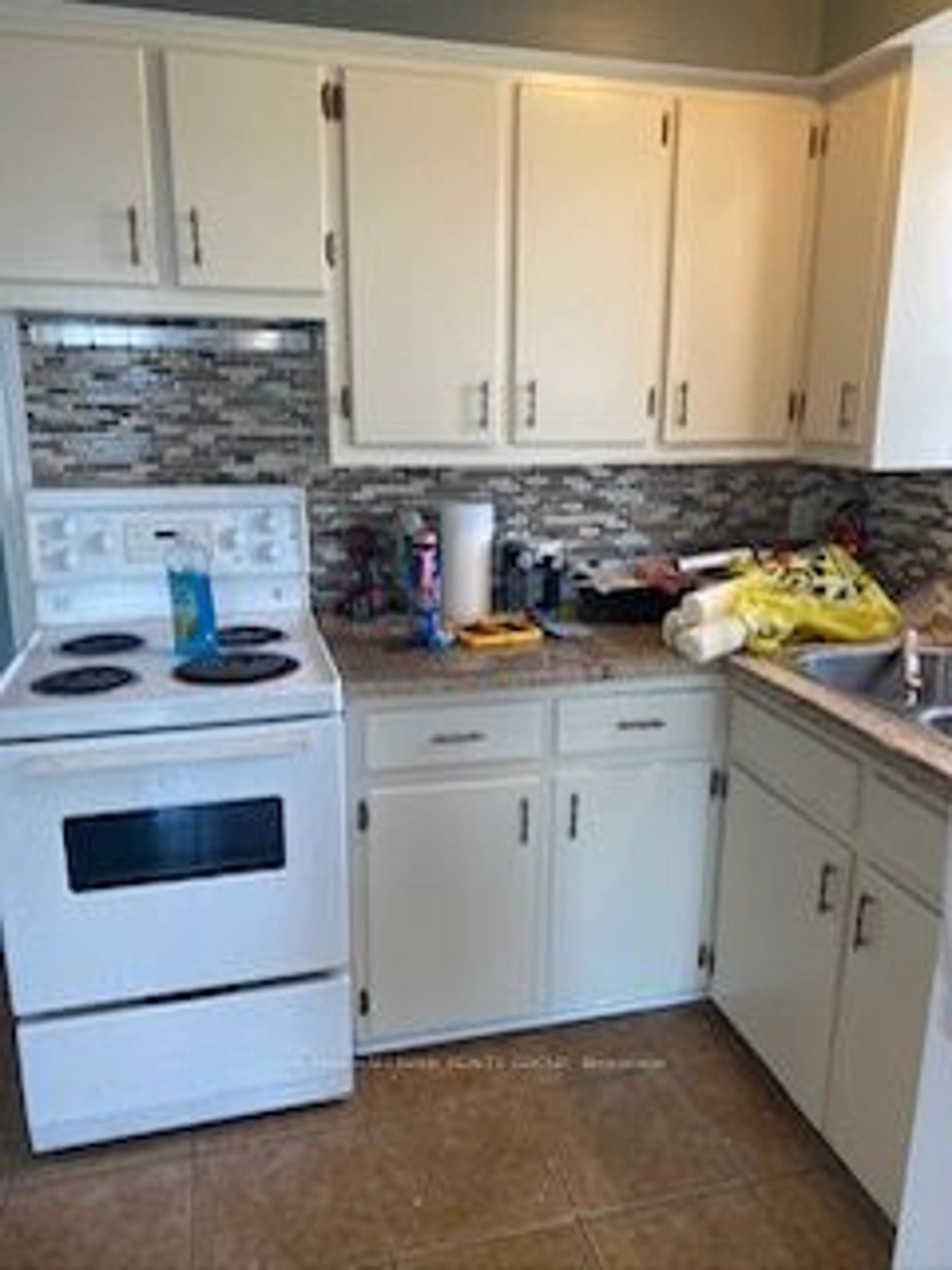 Standard kitchen, unknown for 98 North St, Lanark Highlands Ontario K0G 1K0