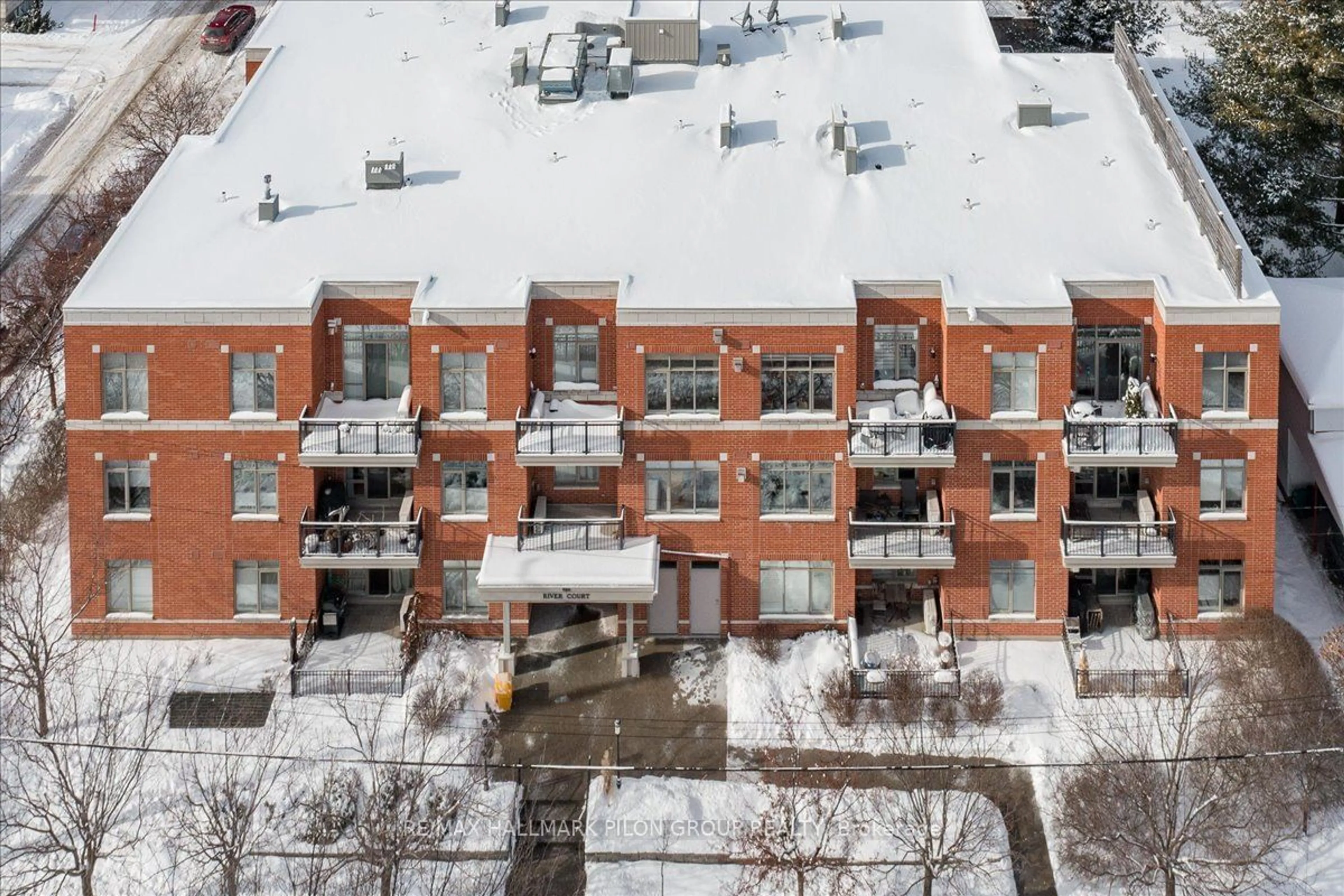 A pic from outside/outdoor area/front of a property/back of a property/a pic from drone, city buildings view from balcony for 950 Marguerite Ave #109, Overbrook - Castleheights and Area Ontario K1K 3T8