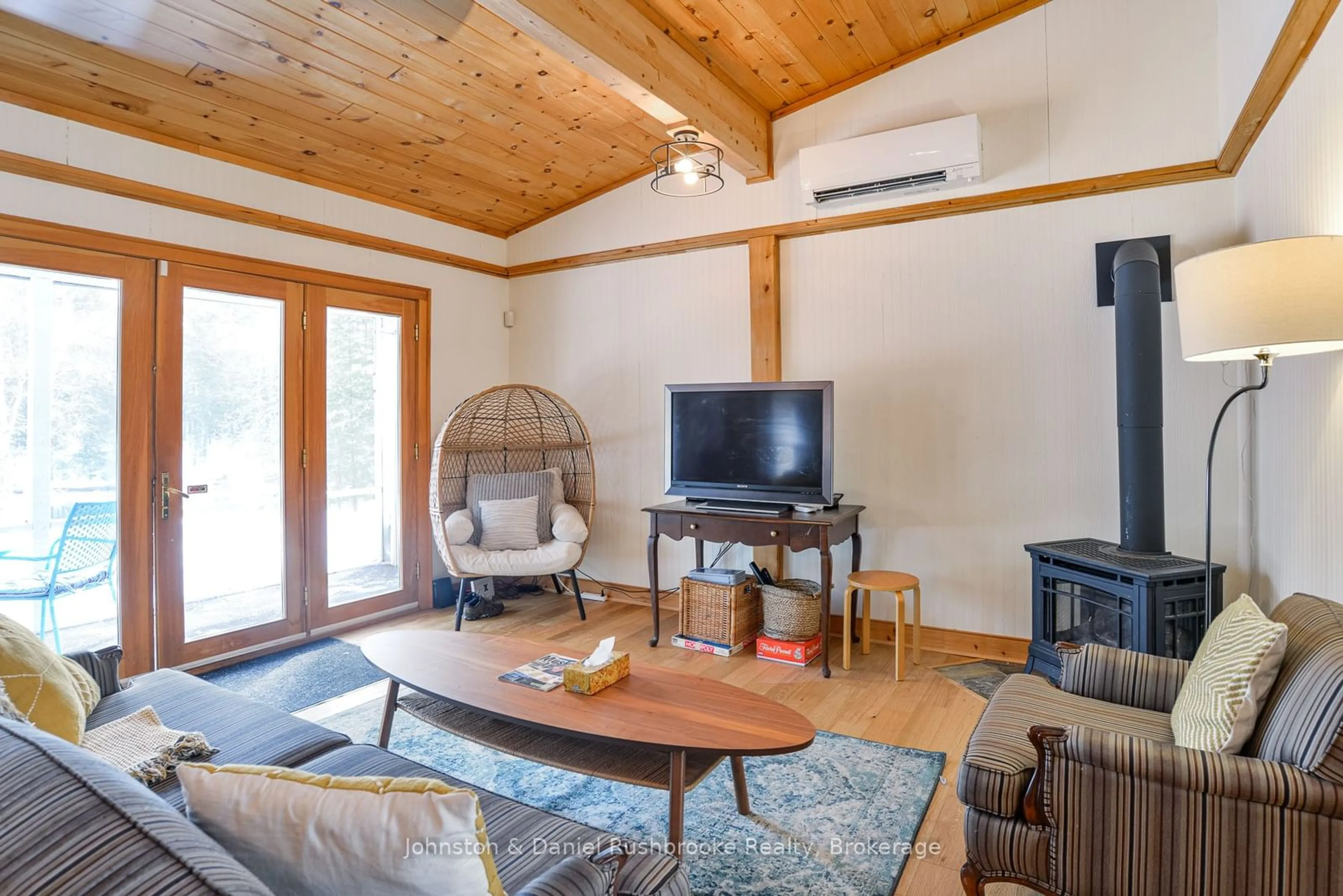 Living room with furniture, wood/laminate floor for 1217 Sherwood Forest Rd, Bracebridge Ontario P1L 1X3