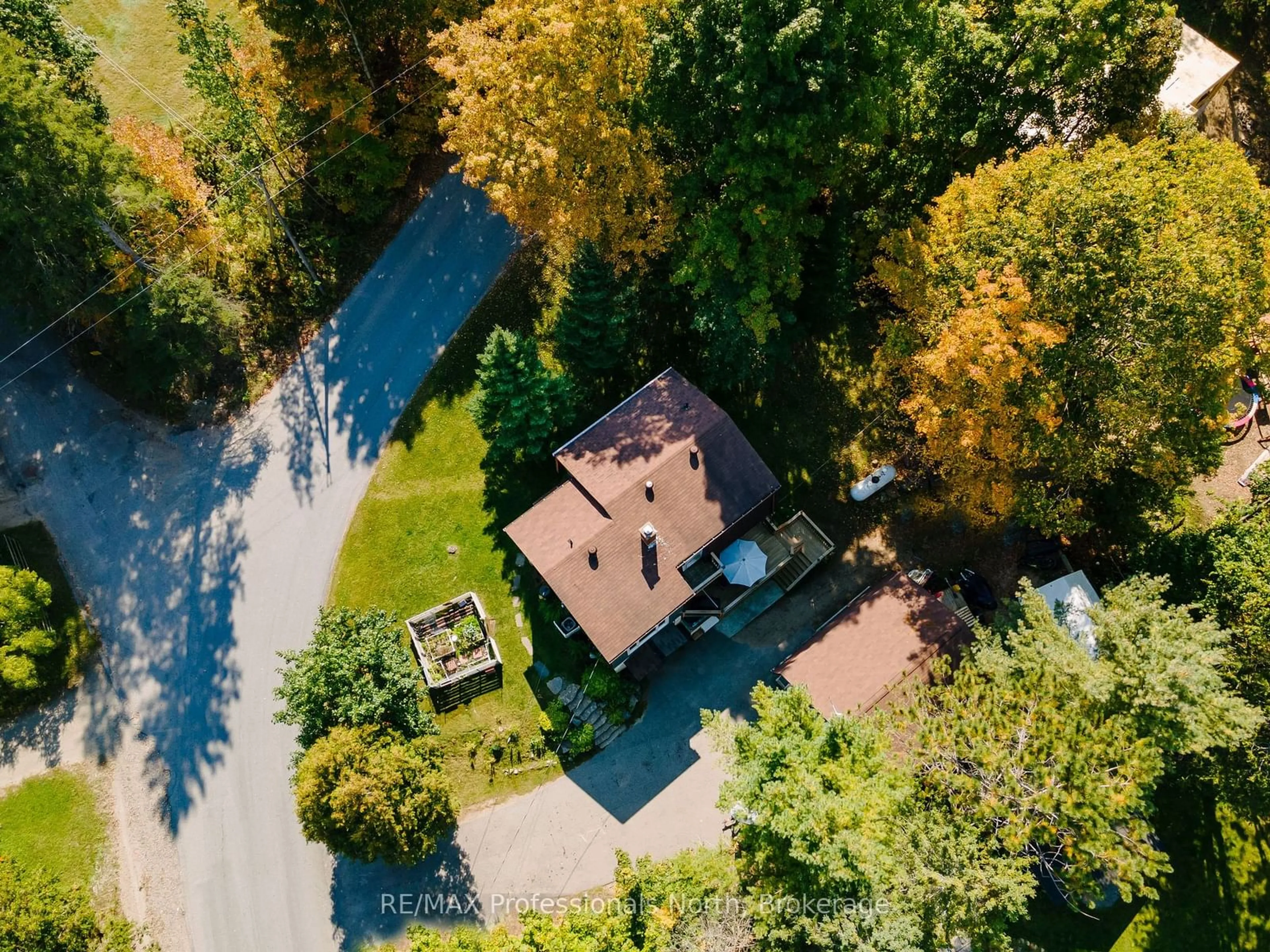 A pic from outside/outdoor area/front of a property/back of a property/a pic from drone, street for 560 Mountain St, Dysart et al Ontario K0M 1S0