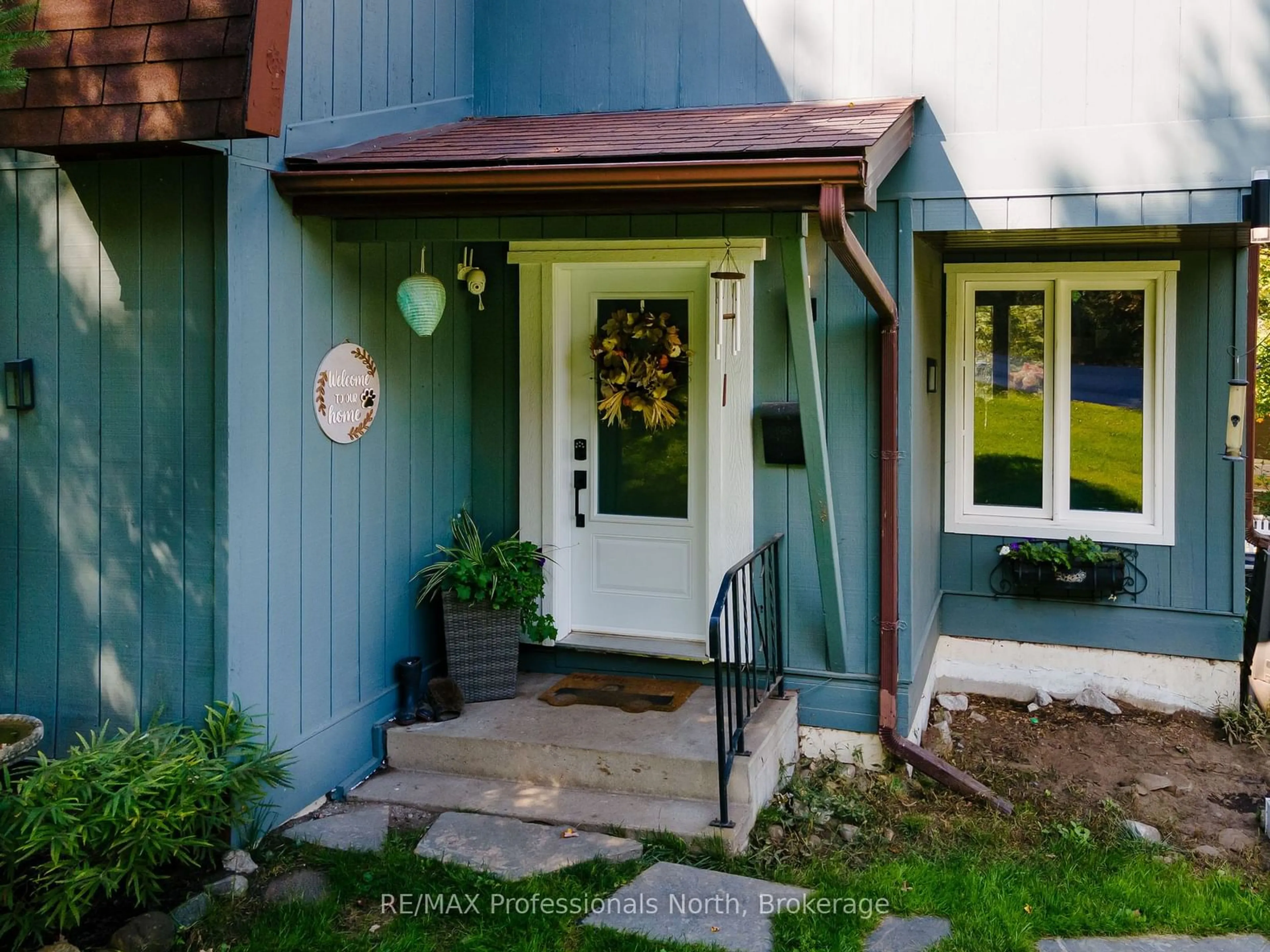 Indoor entryway for 560 Mountain St, Dysart et al Ontario K0M 1S0