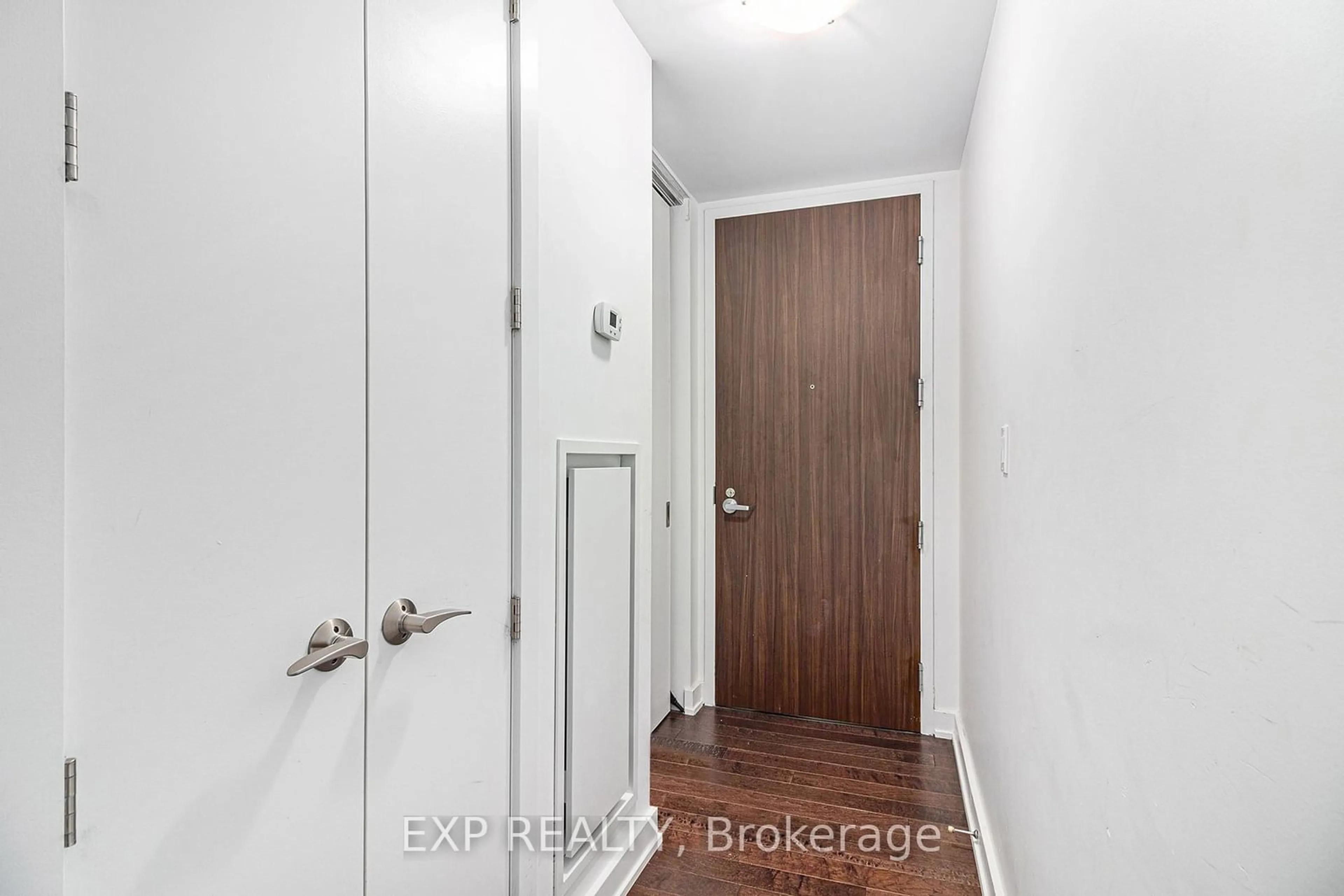 Indoor entryway for 111 Champagne Ave #507, Dows Lake - Civic Hospital and Area Ontario K1S 5V3