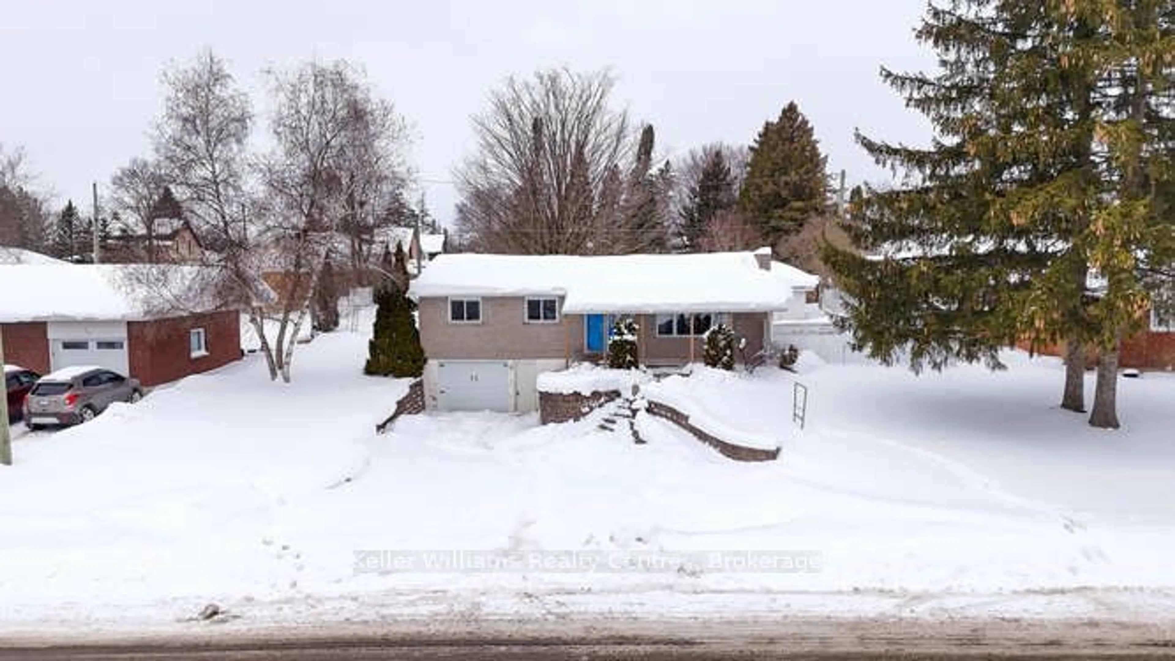 A pic from outside/outdoor area/front of a property/back of a property/a pic from drone, street for 470 7th St, Hanover Ontario N4N 2J4