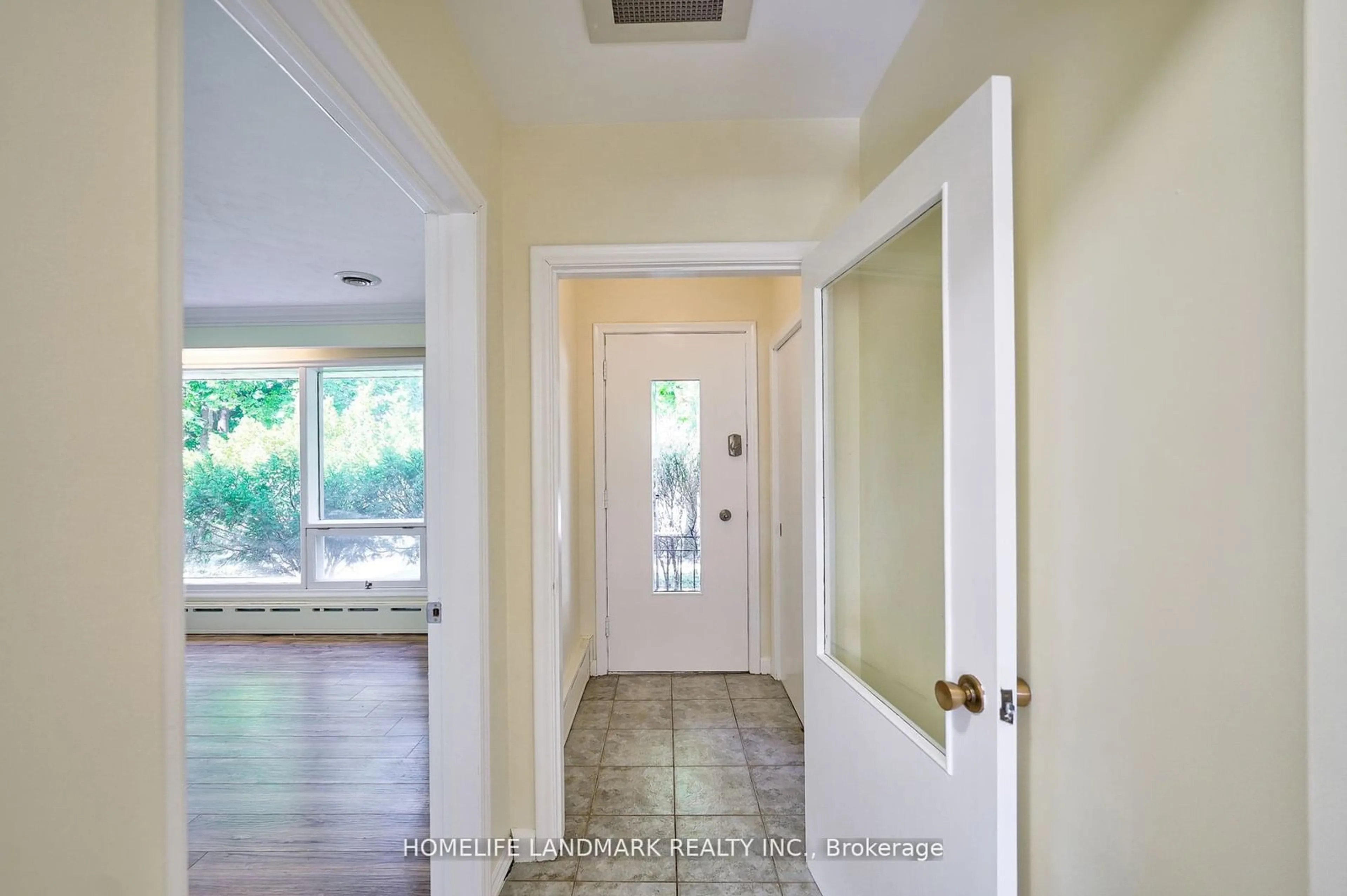 Indoor entryway for 12 Macbeth Blvd, St. Catharines Ontario L2T 2M2