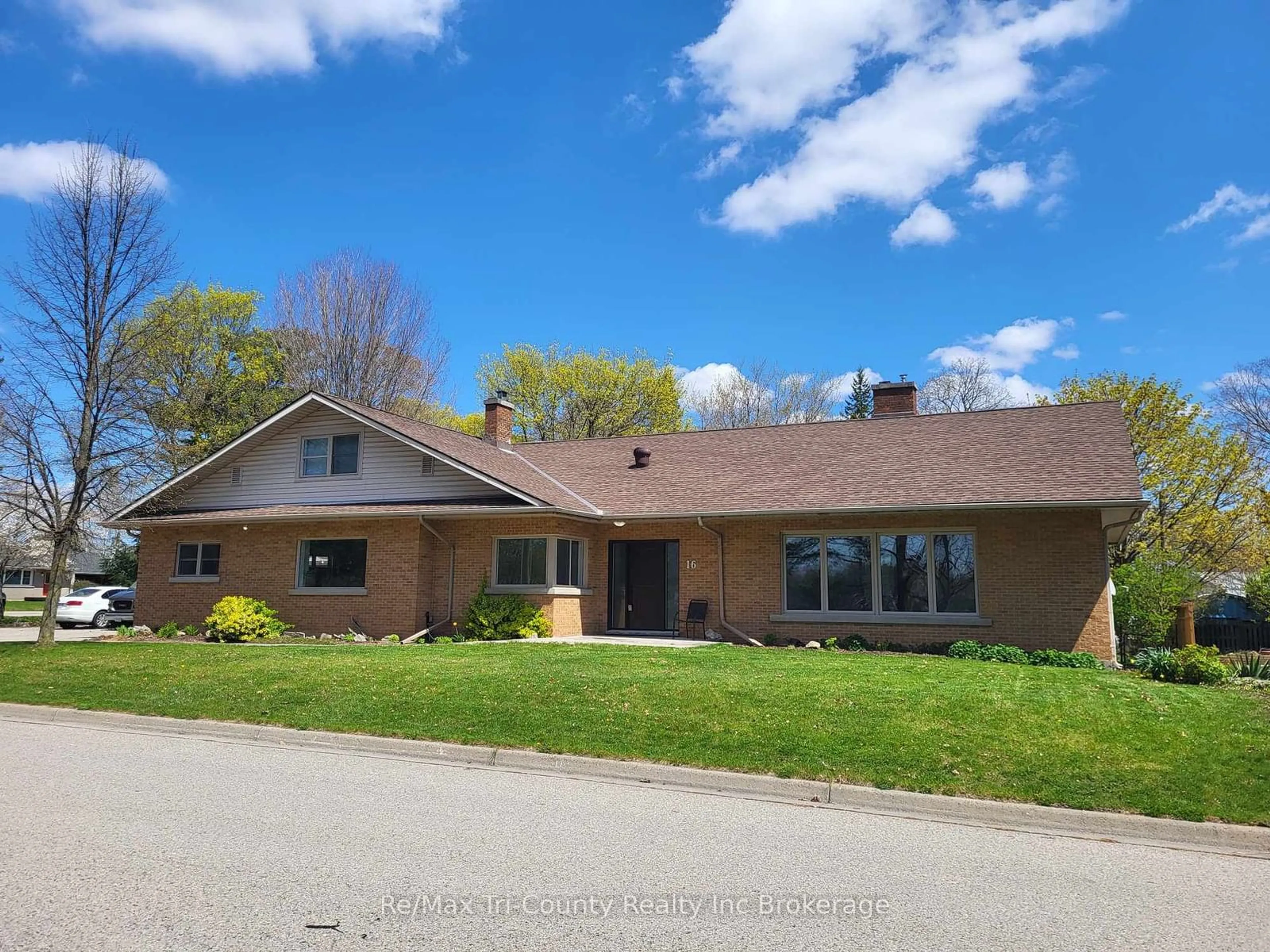 Unknown for 16 DELEVAN Cres, Tillsonburg Ontario N4G 3M7