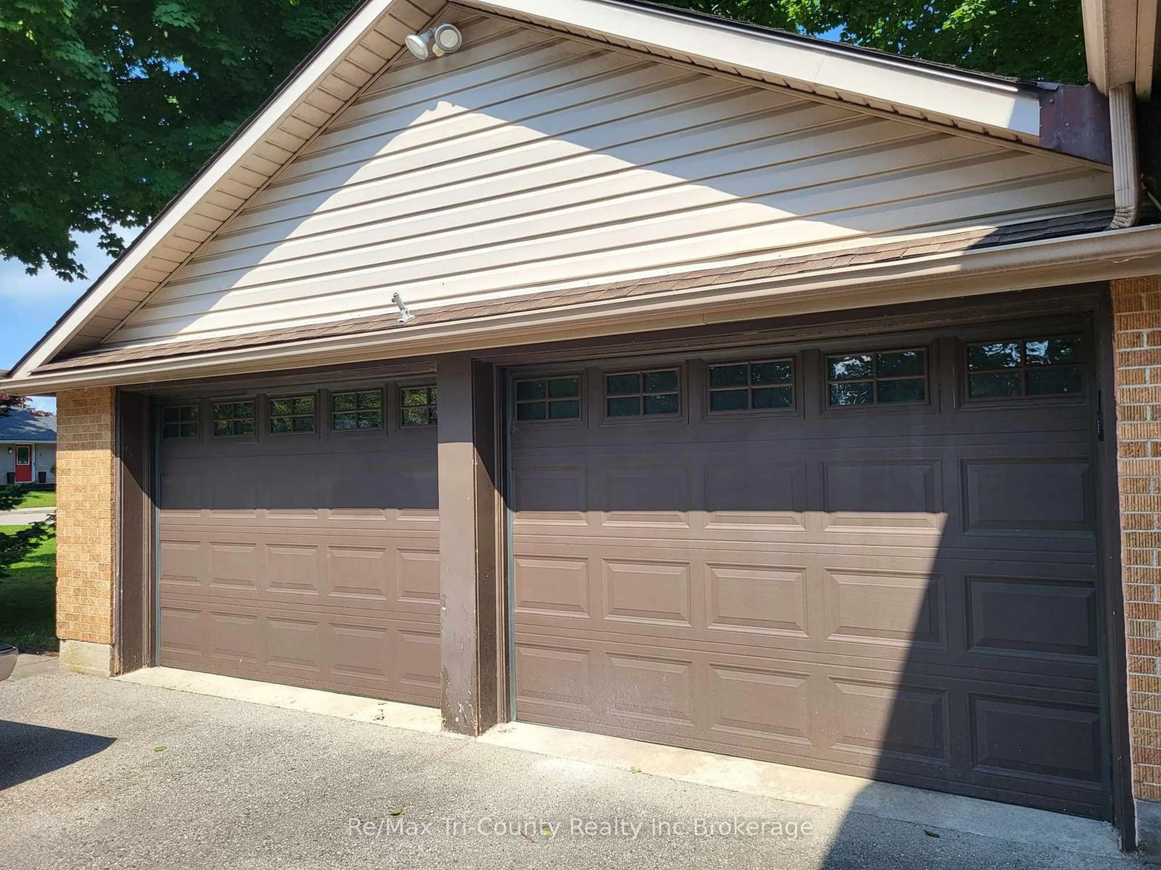 Indoor garage for 16 DELEVAN Cres, Tillsonburg Ontario N4G 3M7