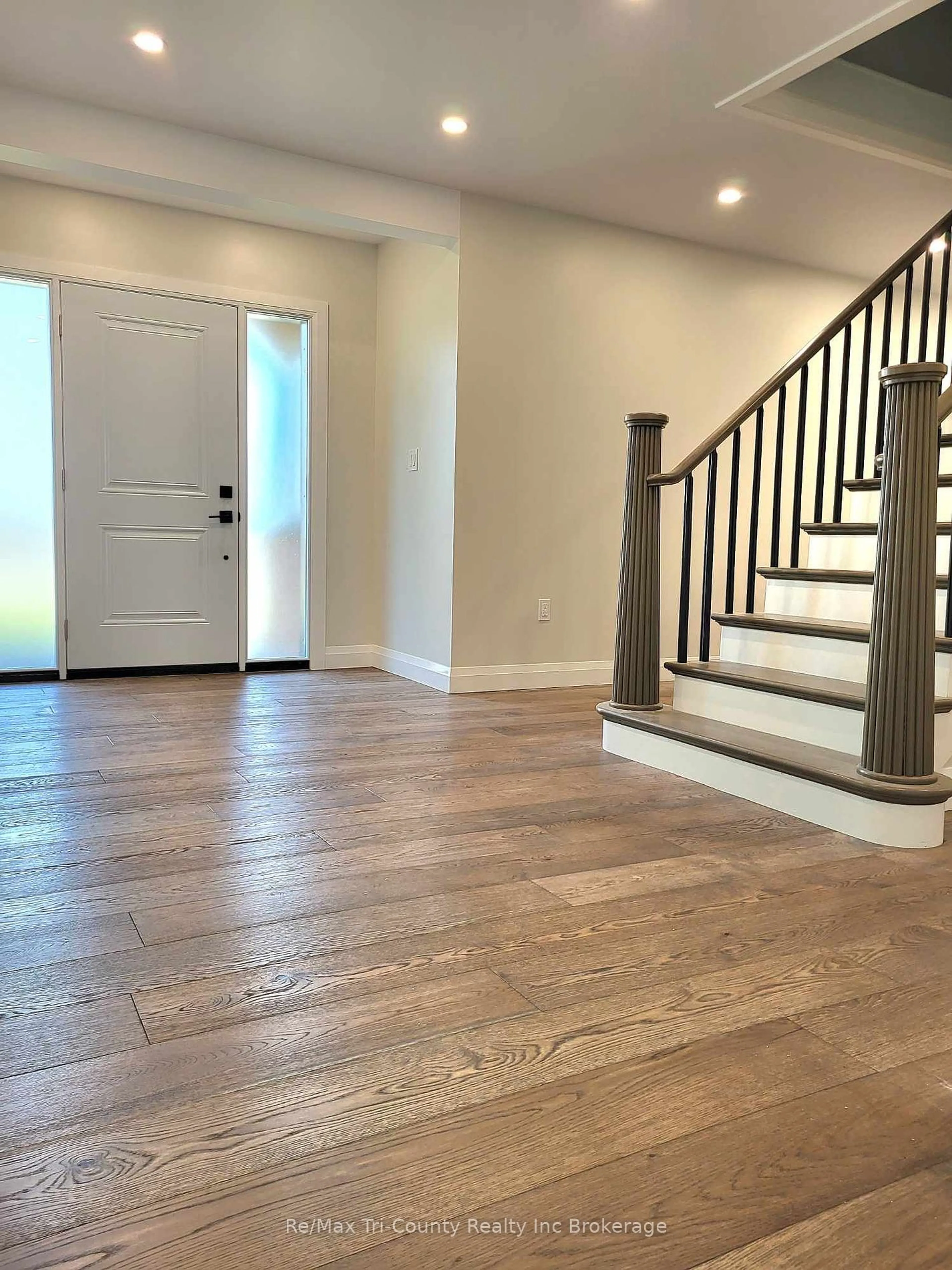 Indoor entryway for 16 DELEVAN Cres, Tillsonburg Ontario N4G 3M7