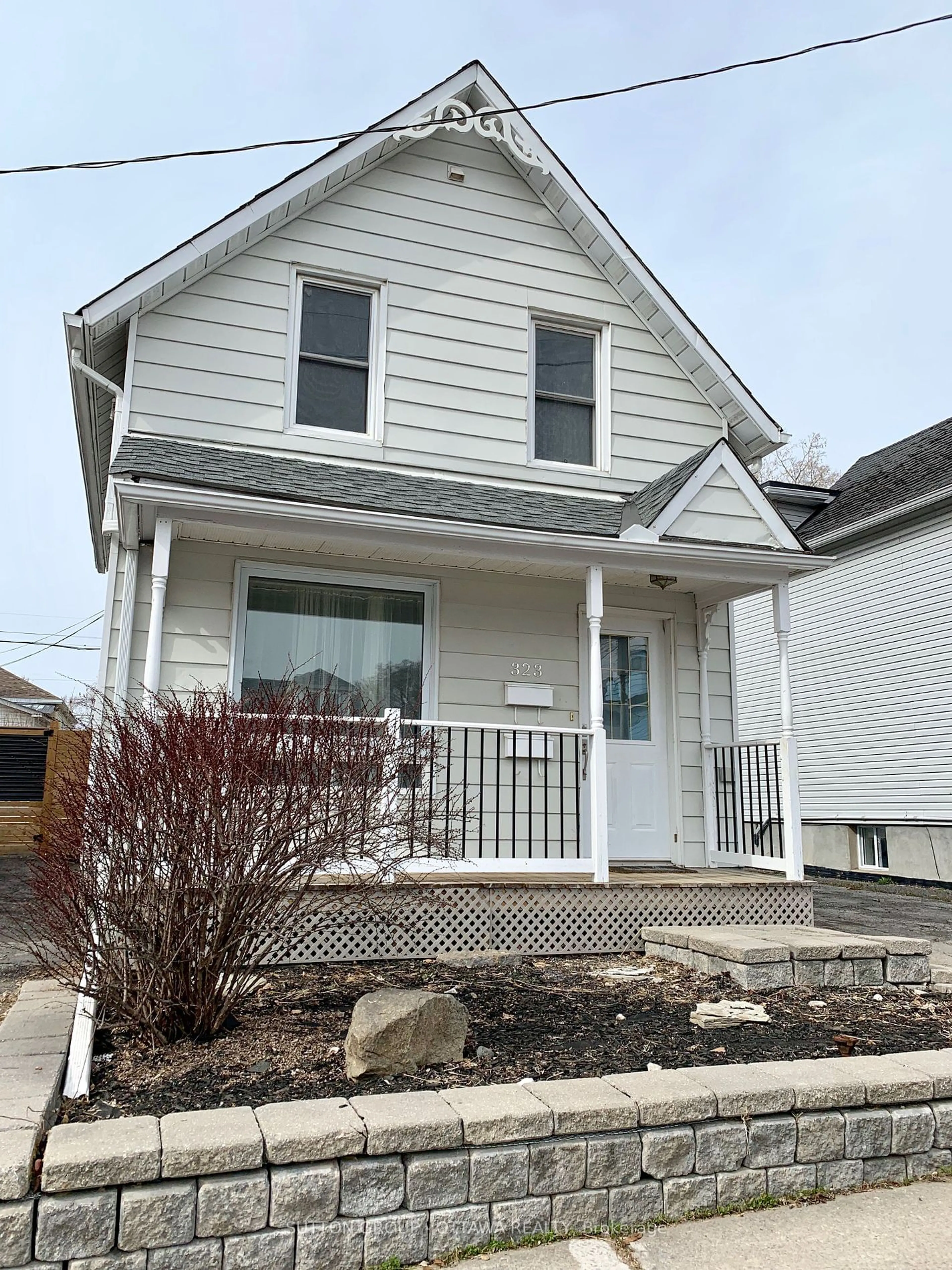 Home with vinyl exterior material, street for 323 MONTFORT St, Vanier and Kingsview Park Ontario K1L 5N5