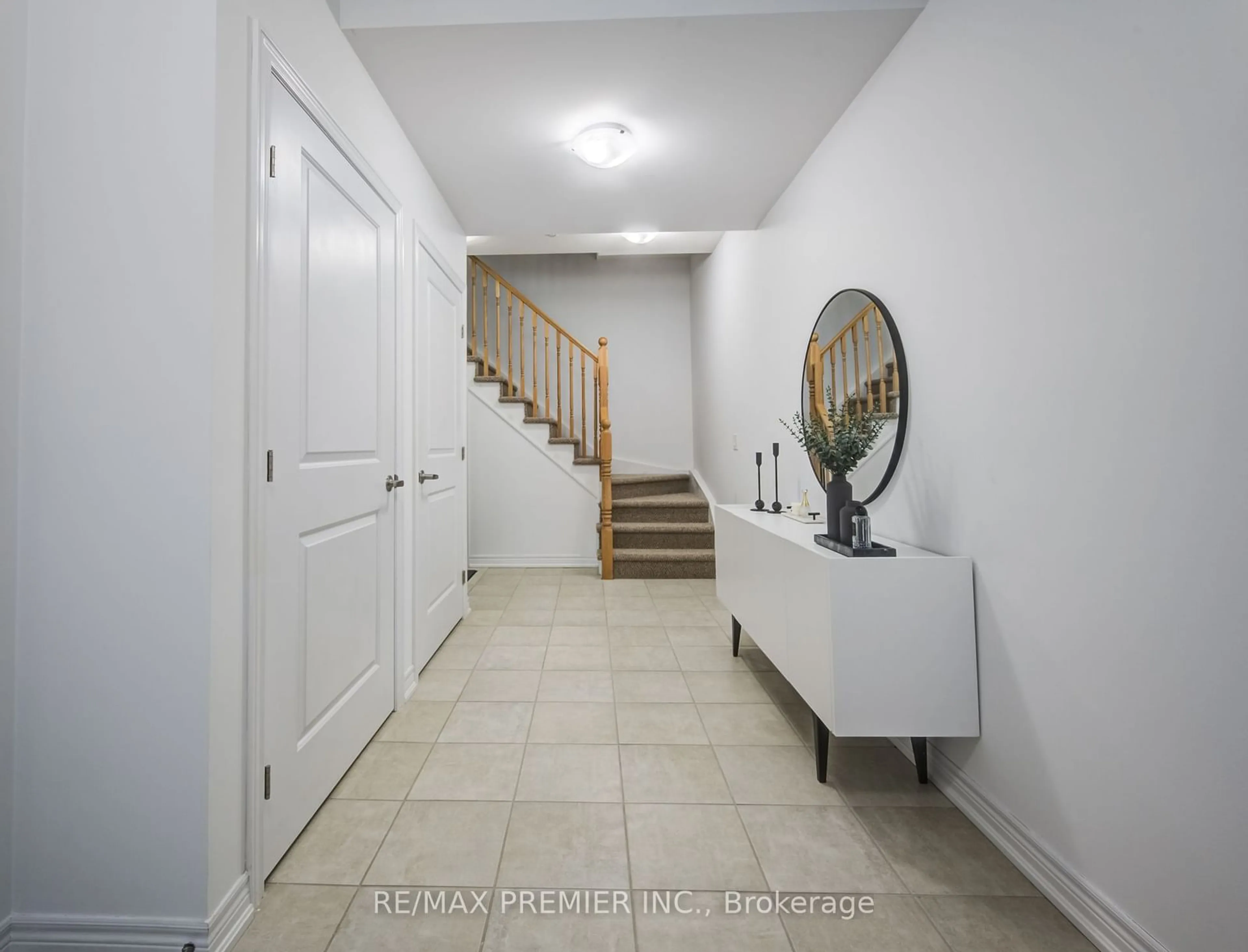 Indoor foyer for 77 Diana Ave #Unit # 145,, Brantford Ontario N3T 0R6