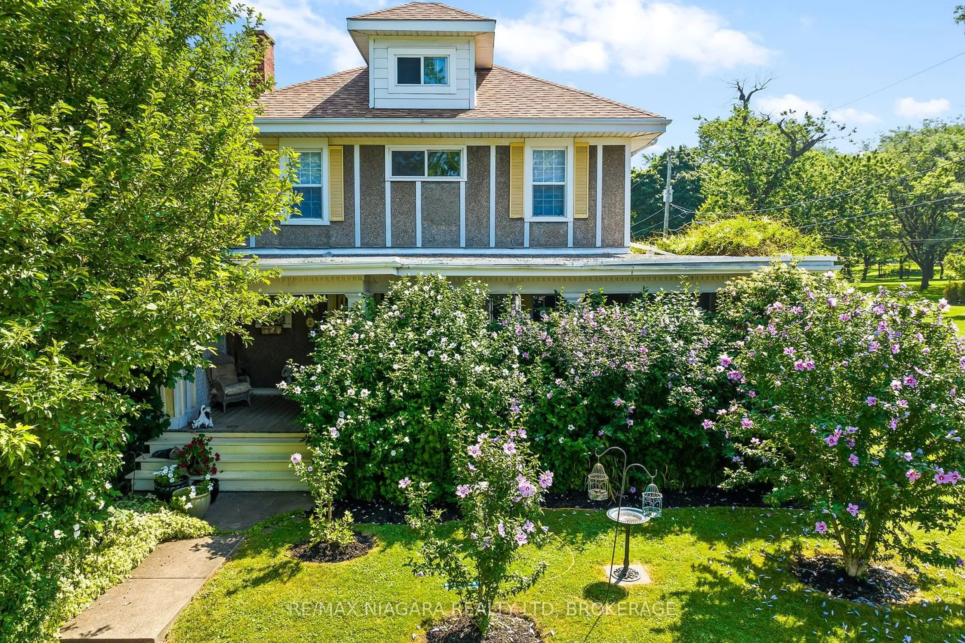 A pic from outside/outdoor area/front of a property/back of a property/a pic from drone, street for 2 Carleton St, Thorold Ontario L2V 2A3