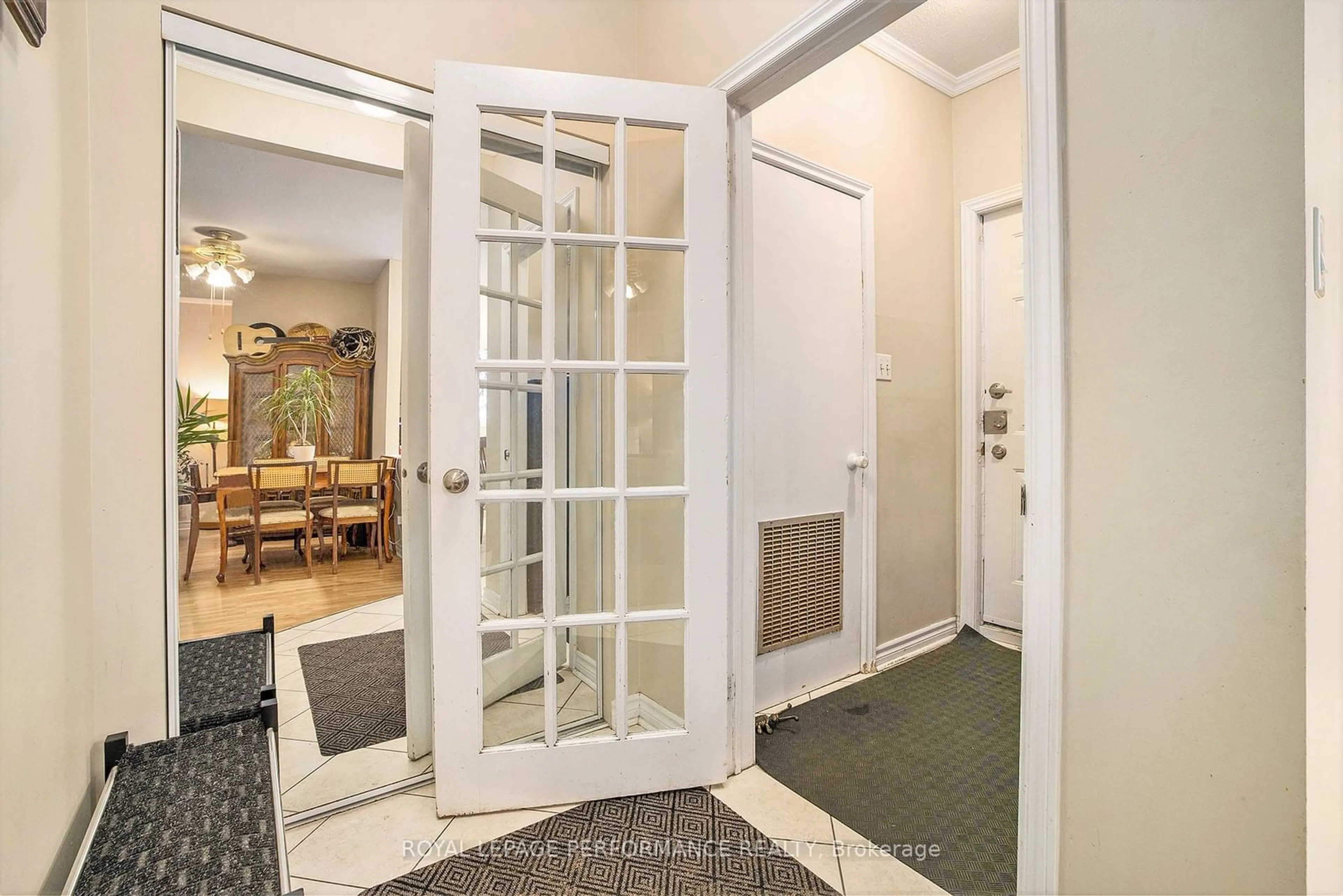 Indoor entryway for 20 Shehyn Lane #Unit A, Tanglewood - Grenfell Glen - Pineglen Ontario K2G 4Y5