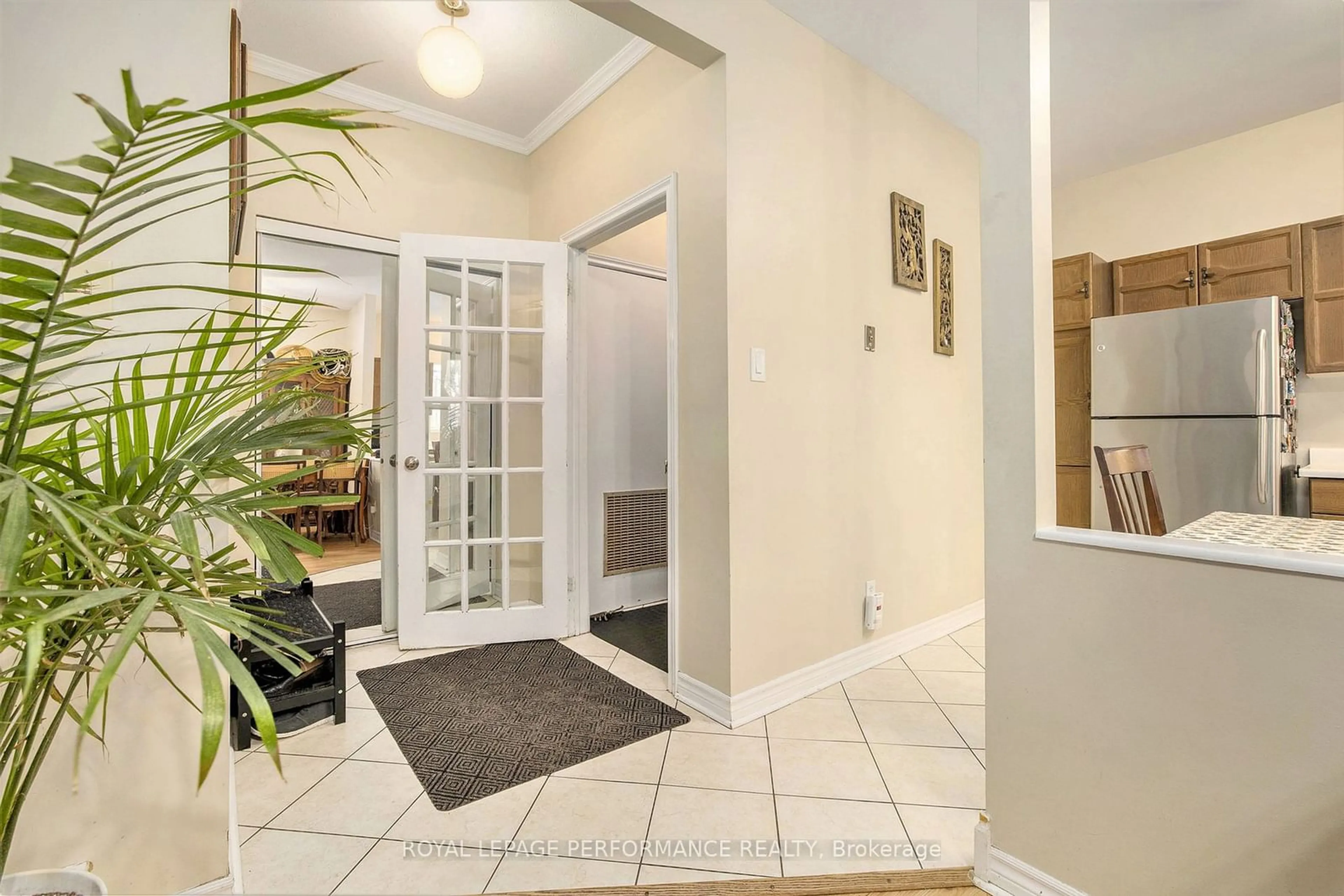 Indoor entryway for 20 Shehyn Lane #Unit A, Tanglewood - Grenfell Glen - Pineglen Ontario K2G 4Y5