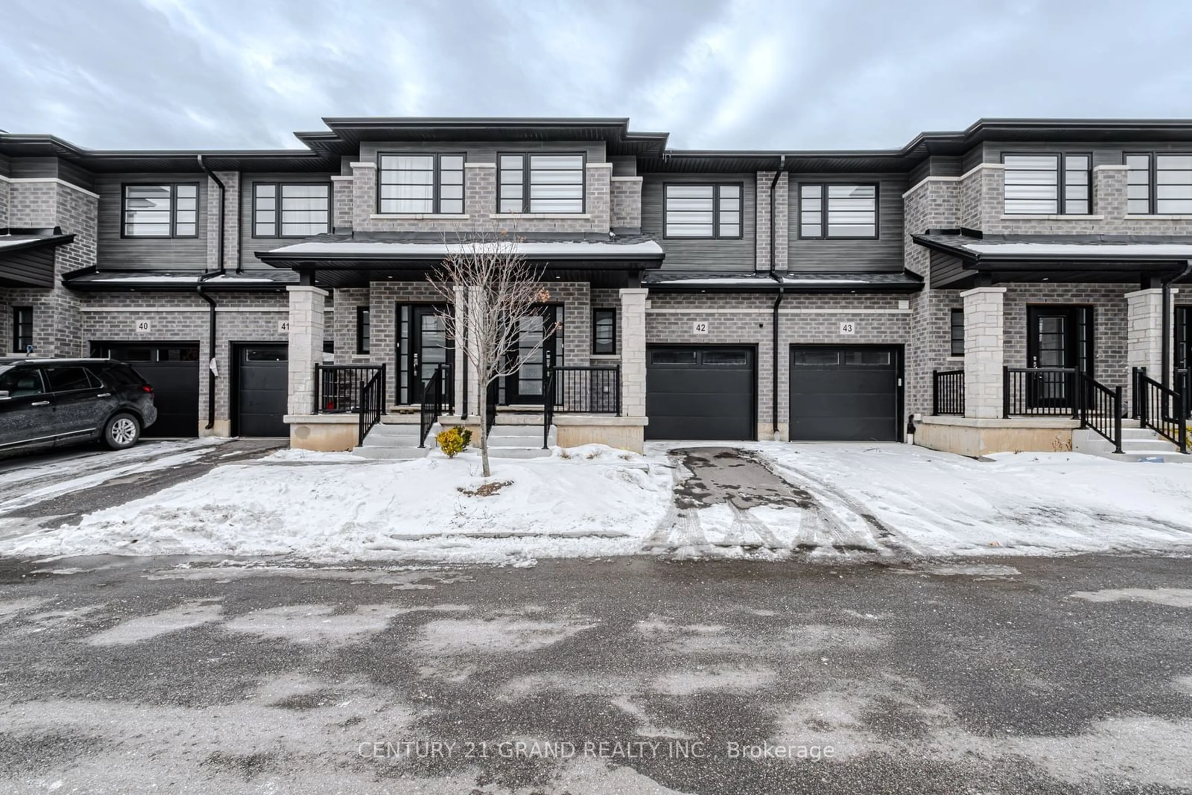 A pic from outside/outdoor area/front of a property/back of a property/a pic from drone, street for 520 Grey St #42, Brant Ontario N3S 6Y6