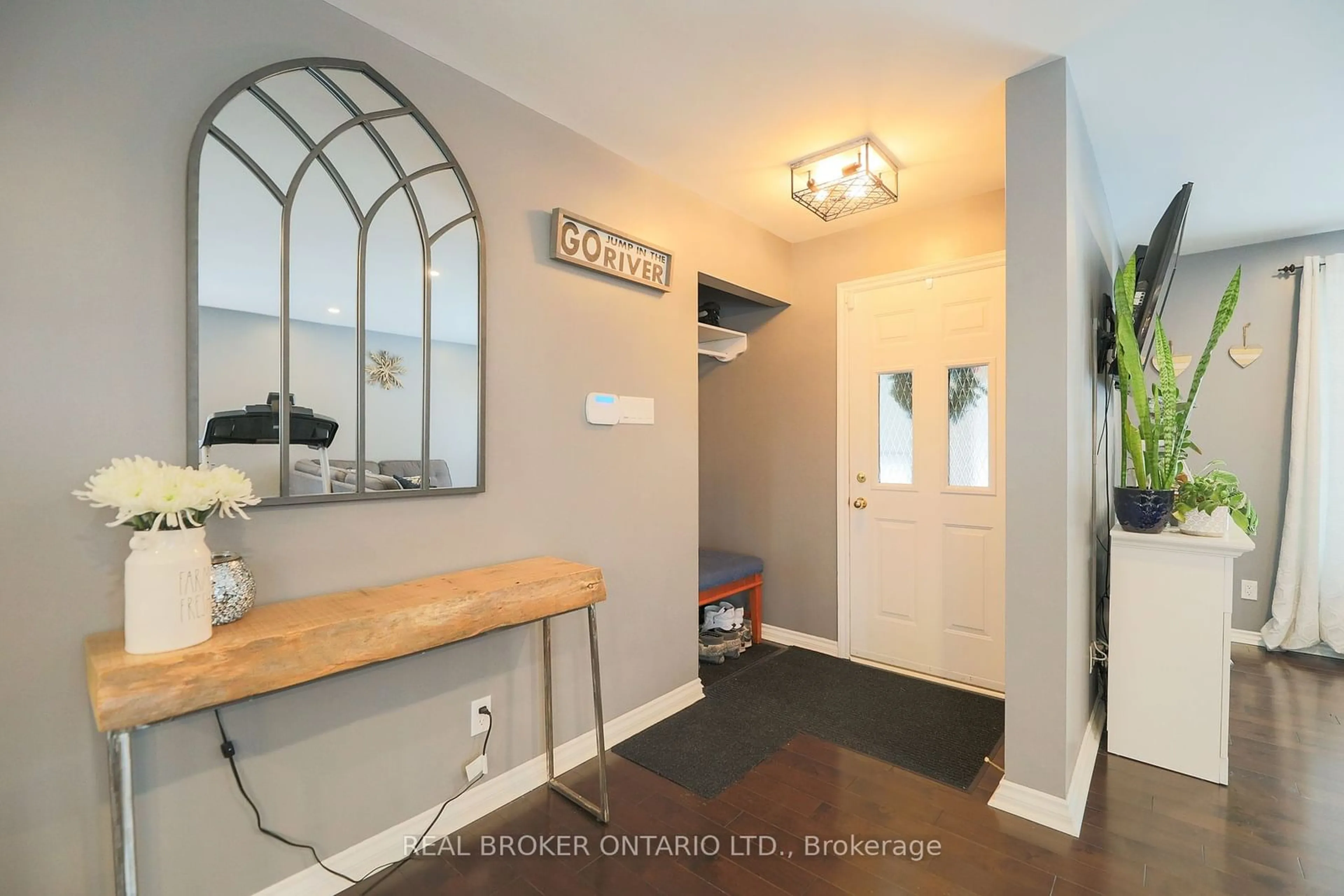 Indoor entryway for 2321 Dilworth Rd, Manotick - Kars - Rideau Twp and Area Ontario K0G 1J0