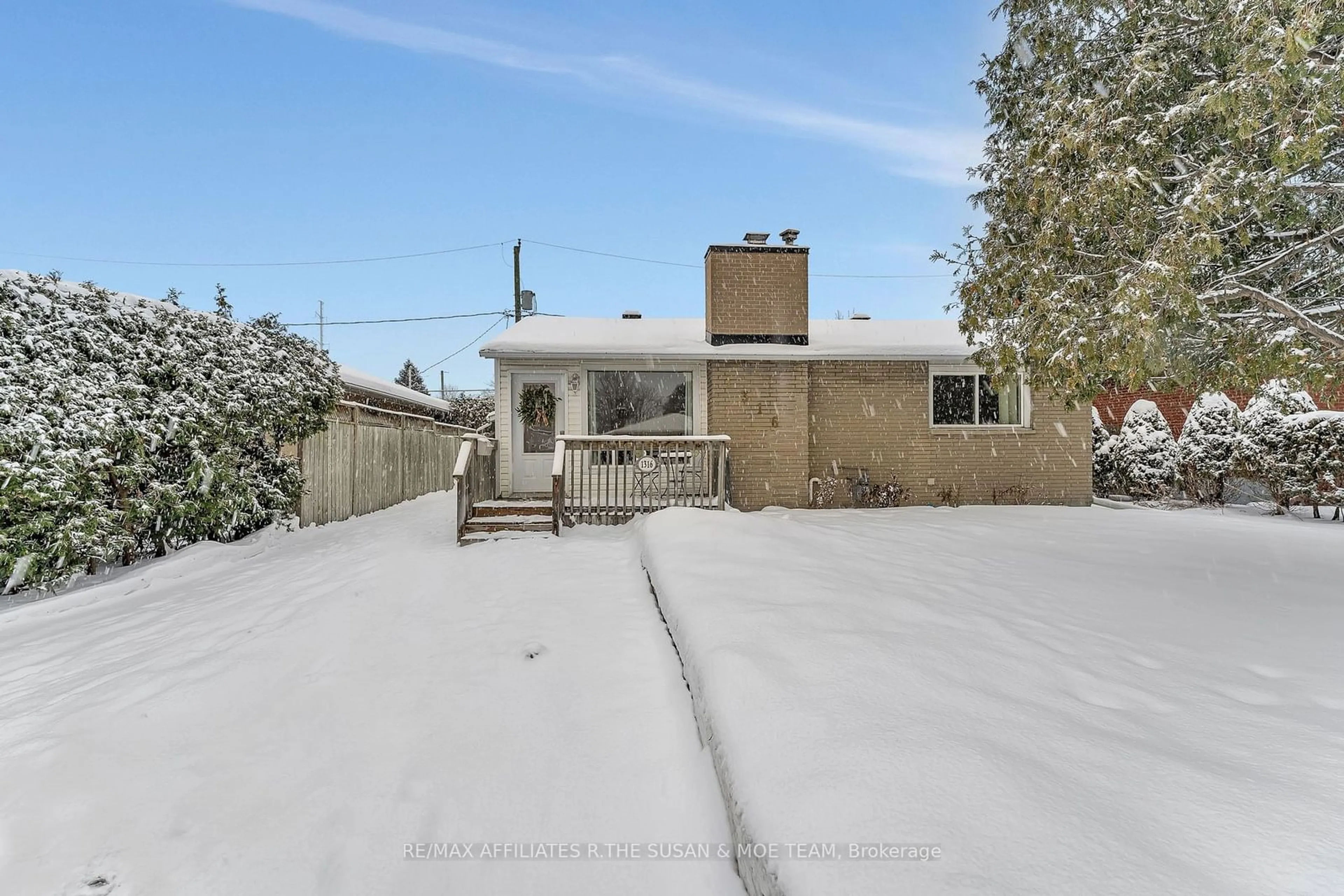 A pic from outside/outdoor area/front of a property/back of a property/a pic from drone, street for 1316 AVENUE P Ave, Alta Vista and Area Ontario K1G 0B3