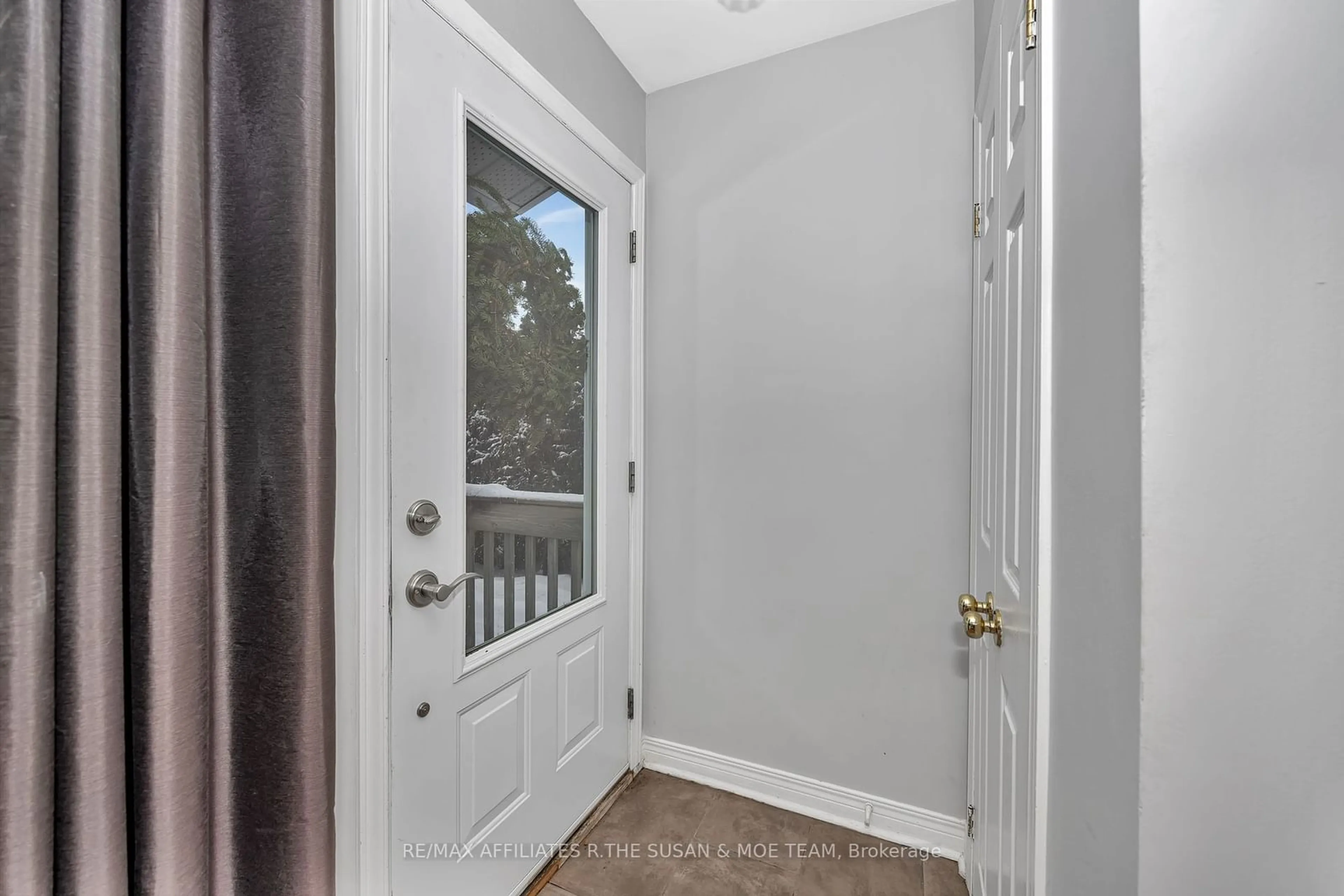 Indoor entryway for 1316 AVENUE P Ave, Alta Vista and Area Ontario K1G 0B3