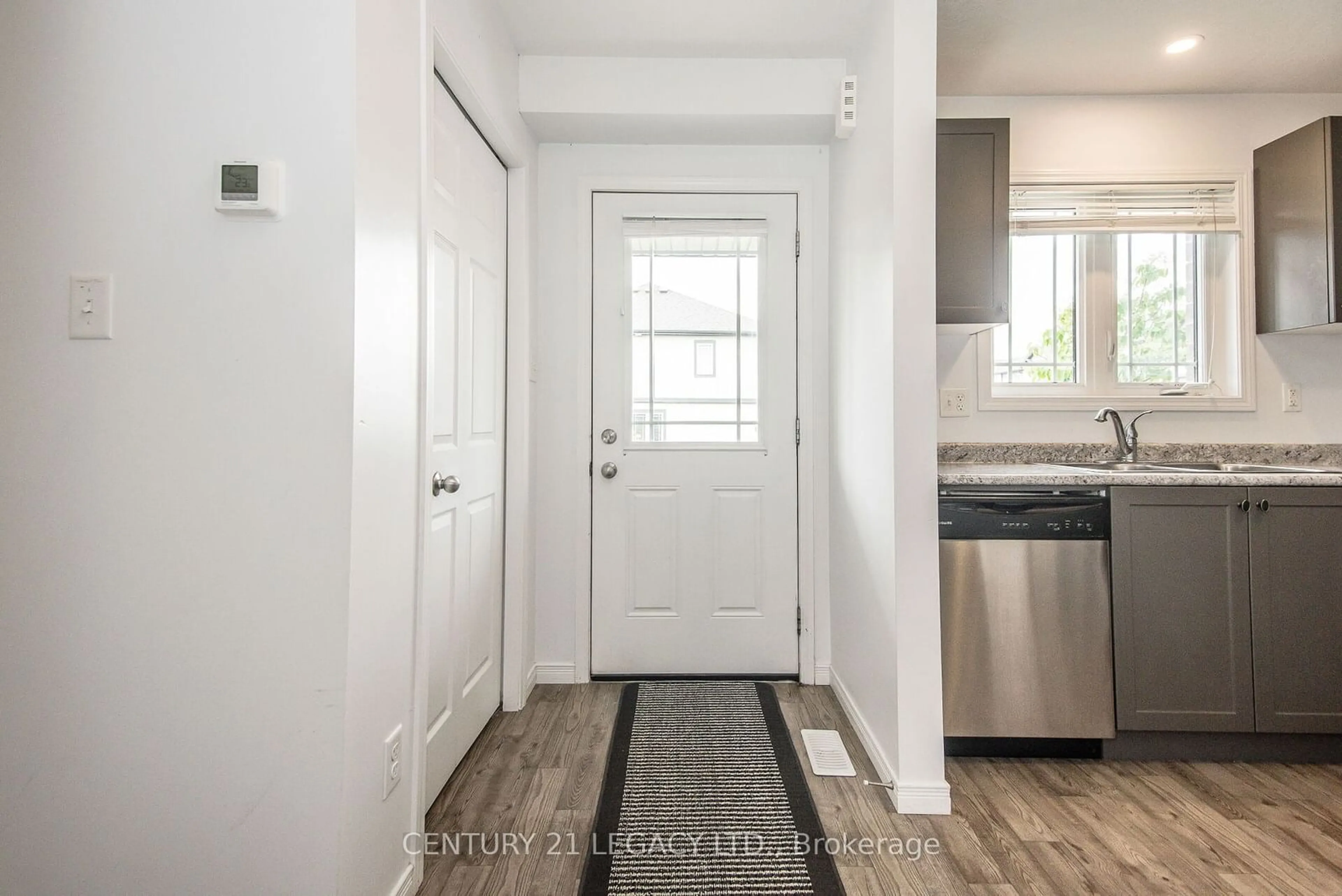 Indoor entryway for 350 Dundas St #52, Cambridge Ontario N1R 5S2