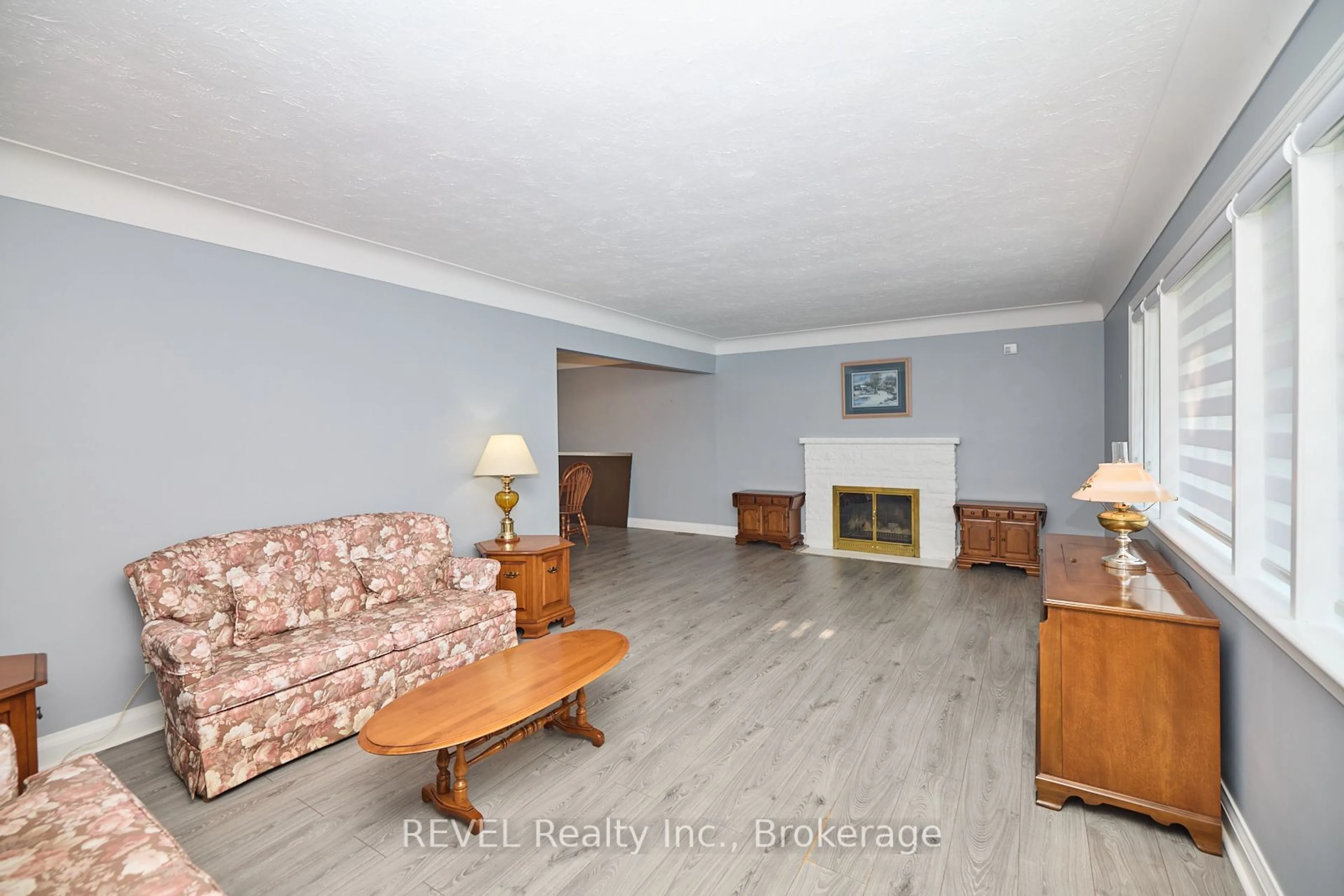 Living room with furniture, wood/laminate floor for 6361 CLARE Cres, Niagara Falls Ontario L2G 2C9