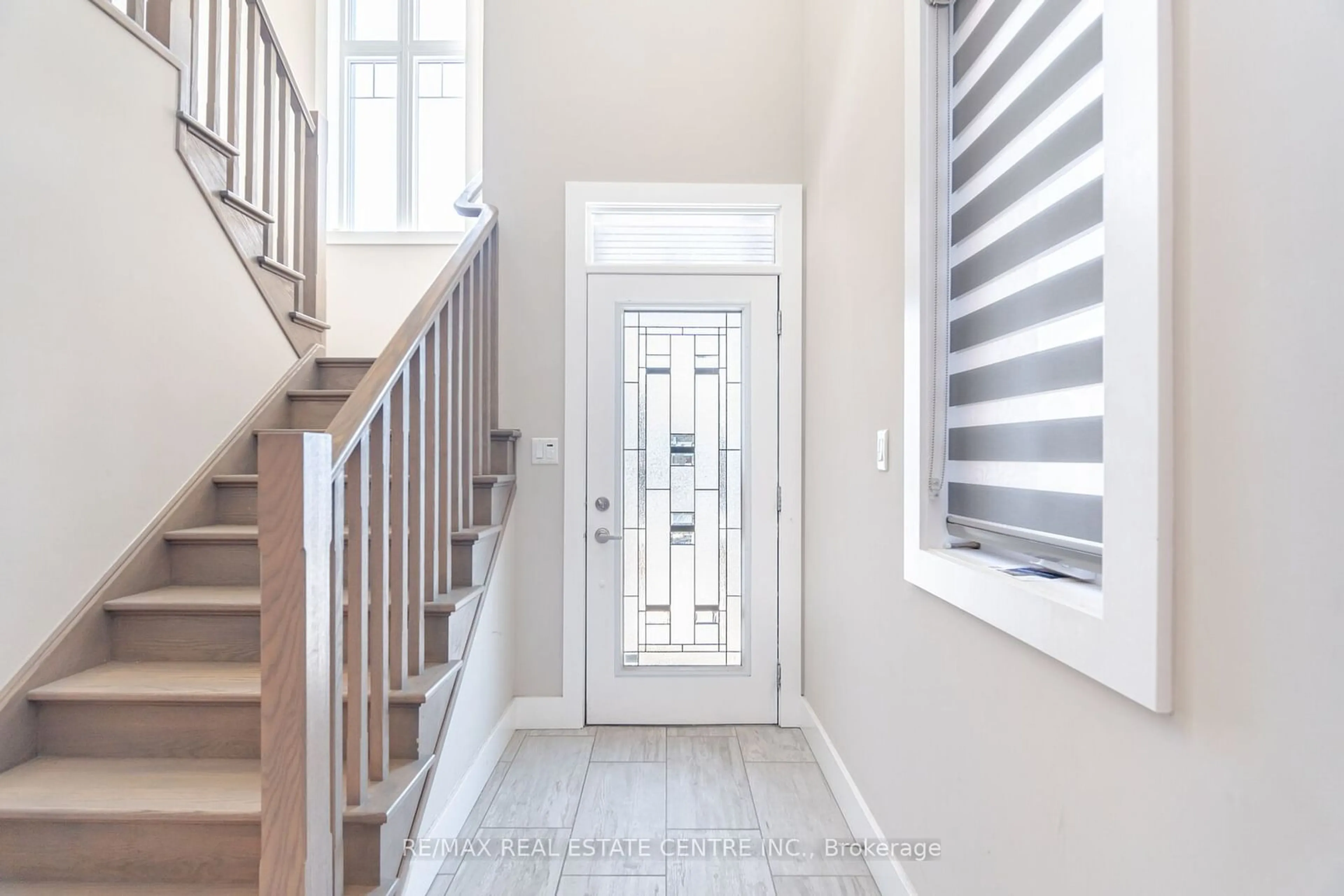 Indoor entryway for 204 Forest Creek Dr, Kitchener Ontario N2P 2R3