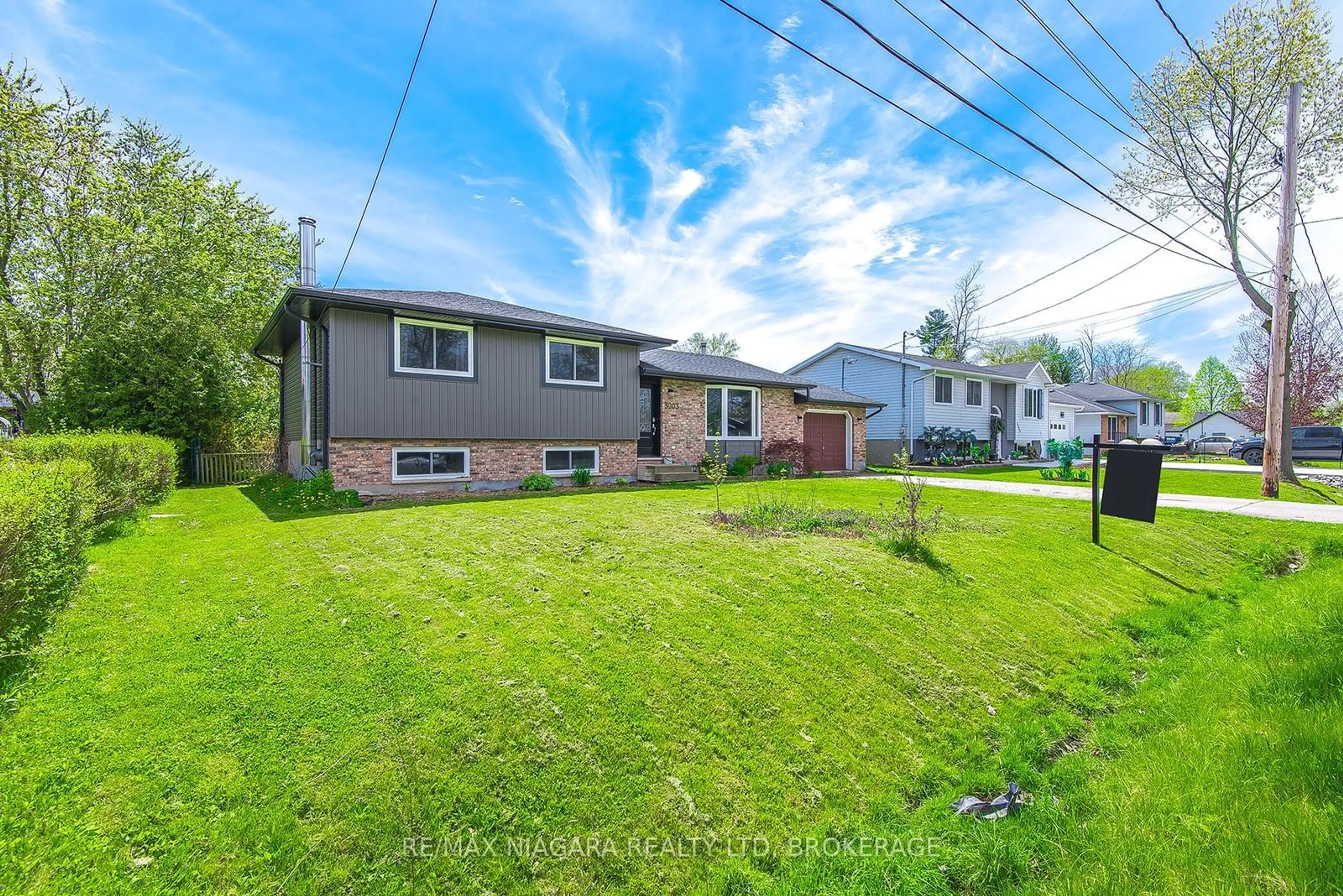 A pic from outside/outdoor area/front of a property/back of a property/a pic from drone, street for 3003 BETHUNE Ave, Fort Erie Ontario L0S 1N0