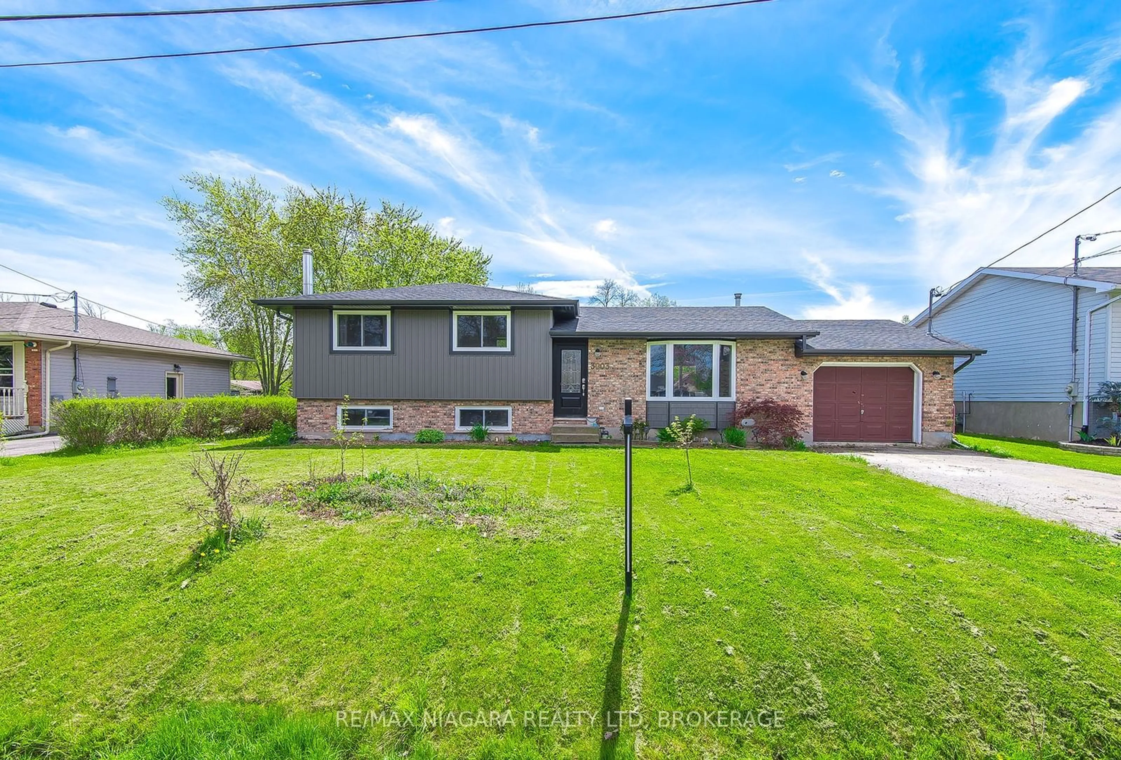 Home with vinyl exterior material, street for 3003 BETHUNE Ave, Fort Erie Ontario L0S 1N0