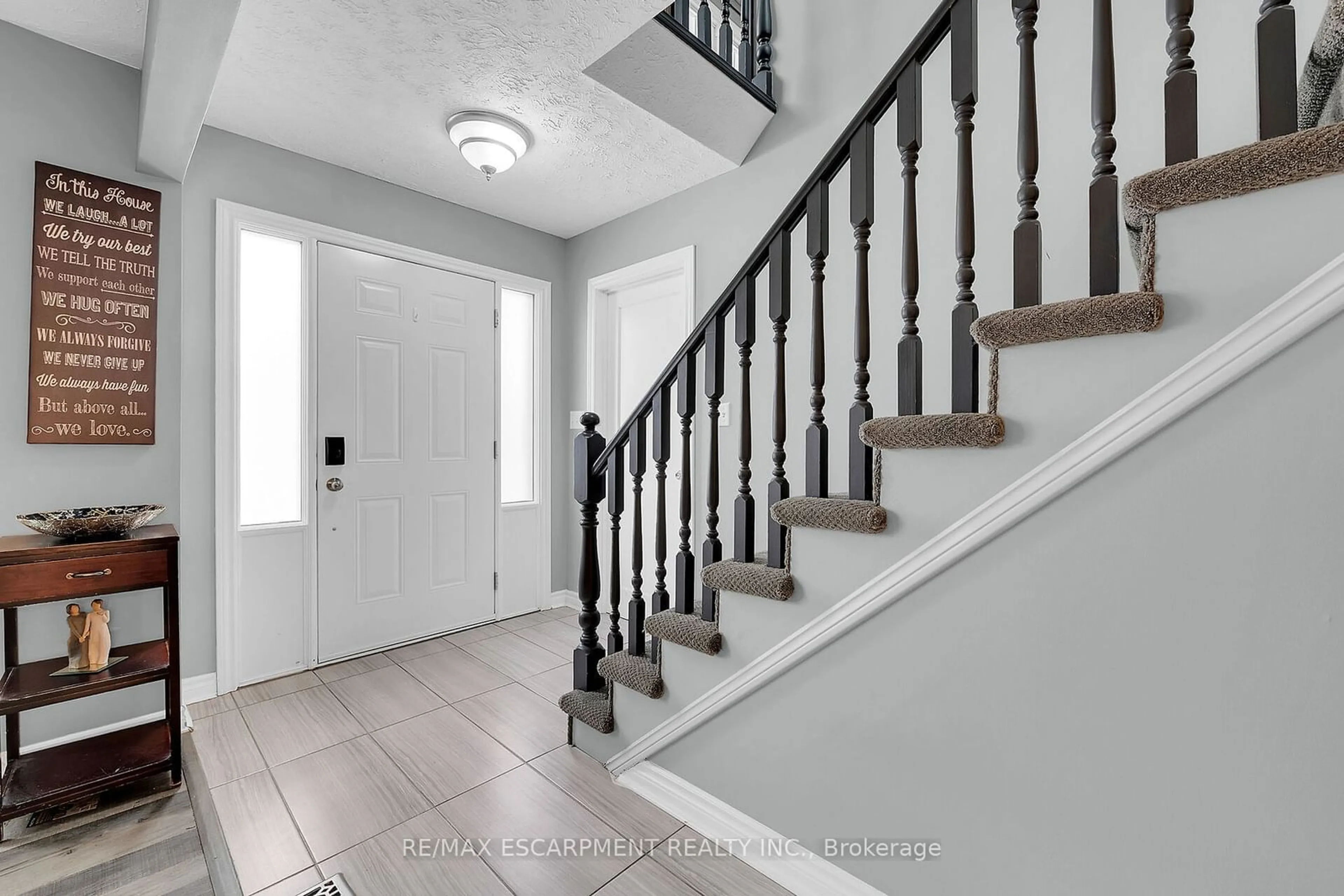 Indoor entryway for 7663 Ronnie Cres, Niagara Falls Ontario L2G 7M1