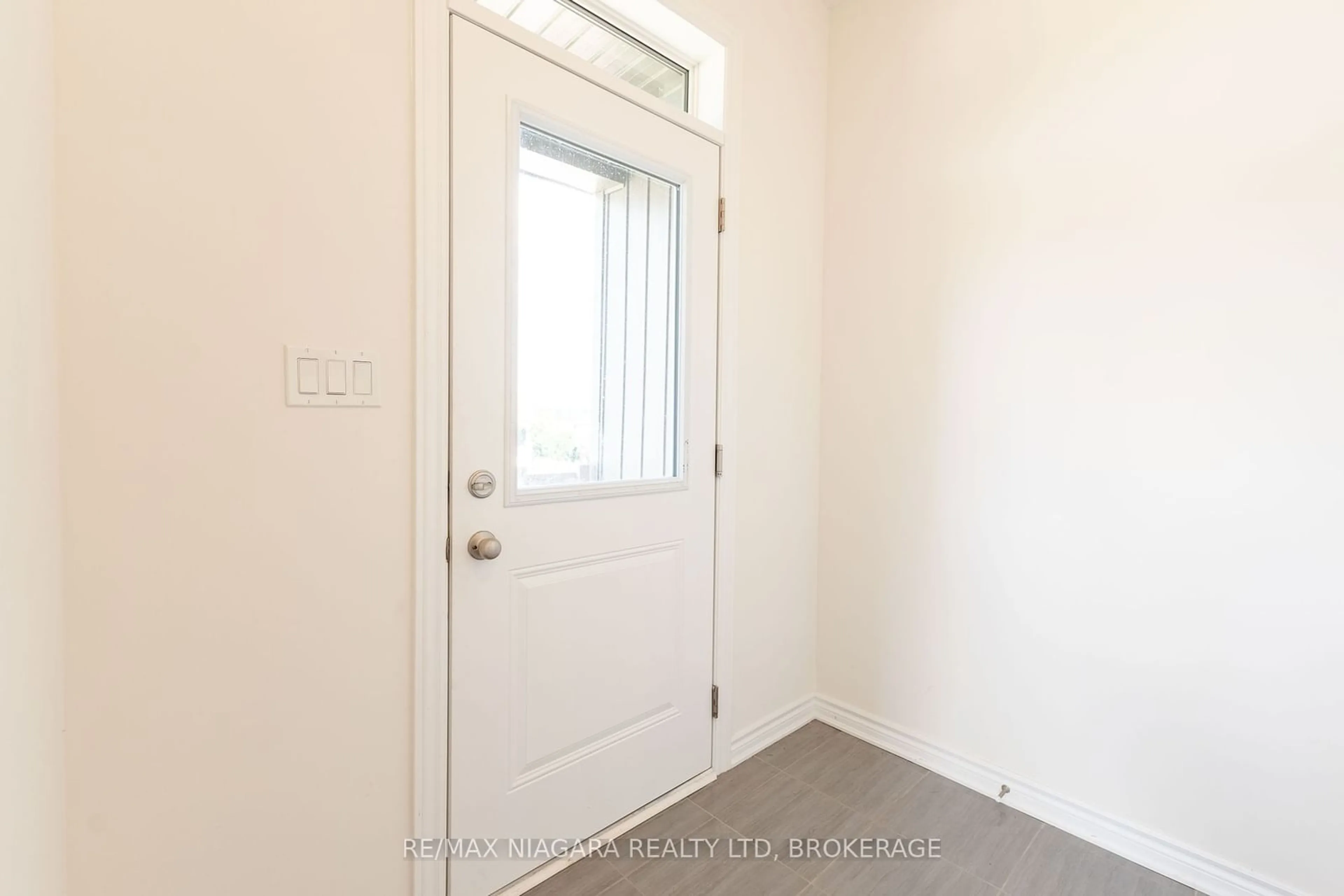 Indoor entryway for 25 ORIOLE Cres, Port Colborne Ontario L3K 6E2