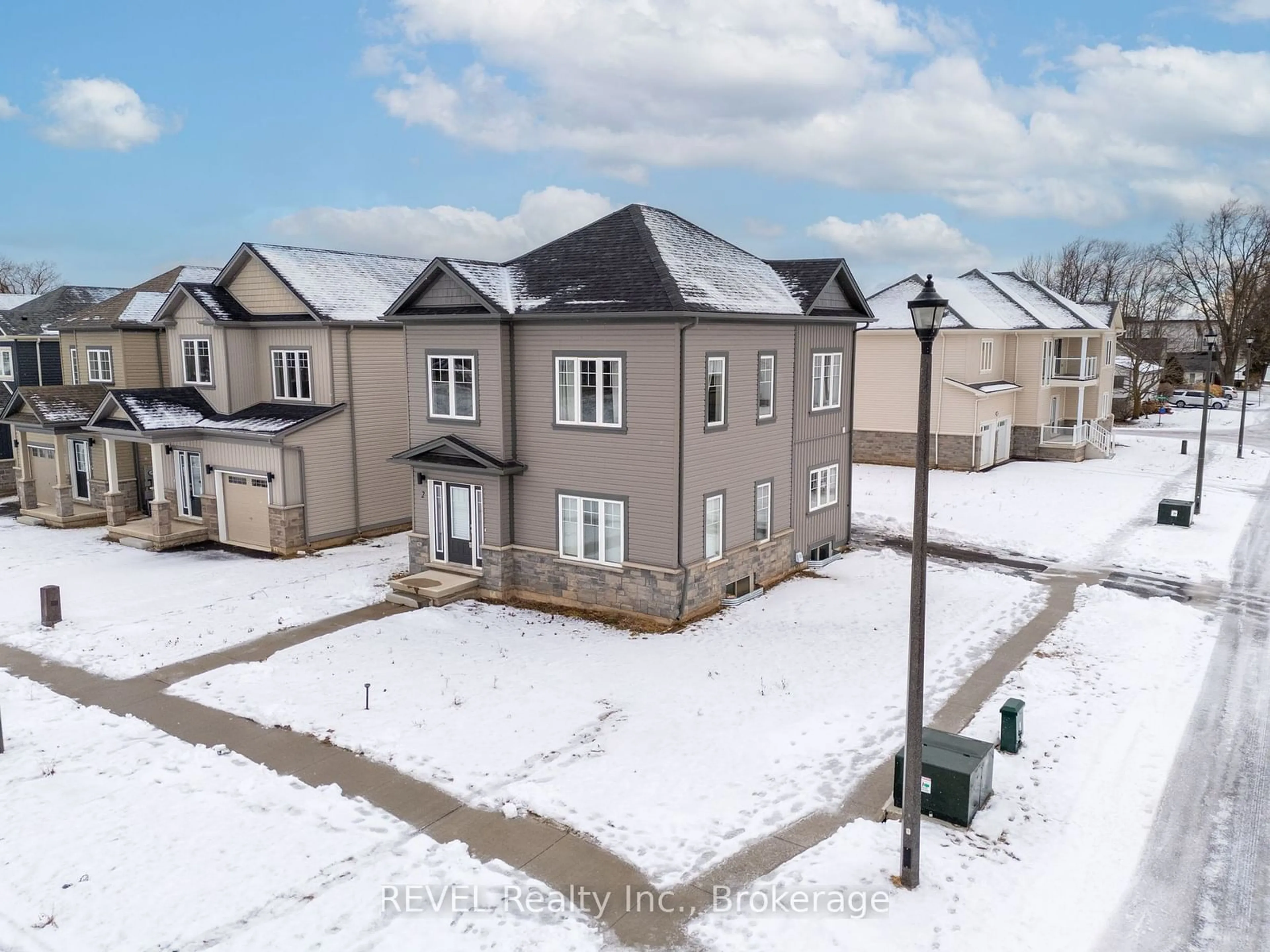 A pic from outside/outdoor area/front of a property/back of a property/a pic from drone, building for 2 Bromley Dr, St. Catharines Ontario L2M 0C9