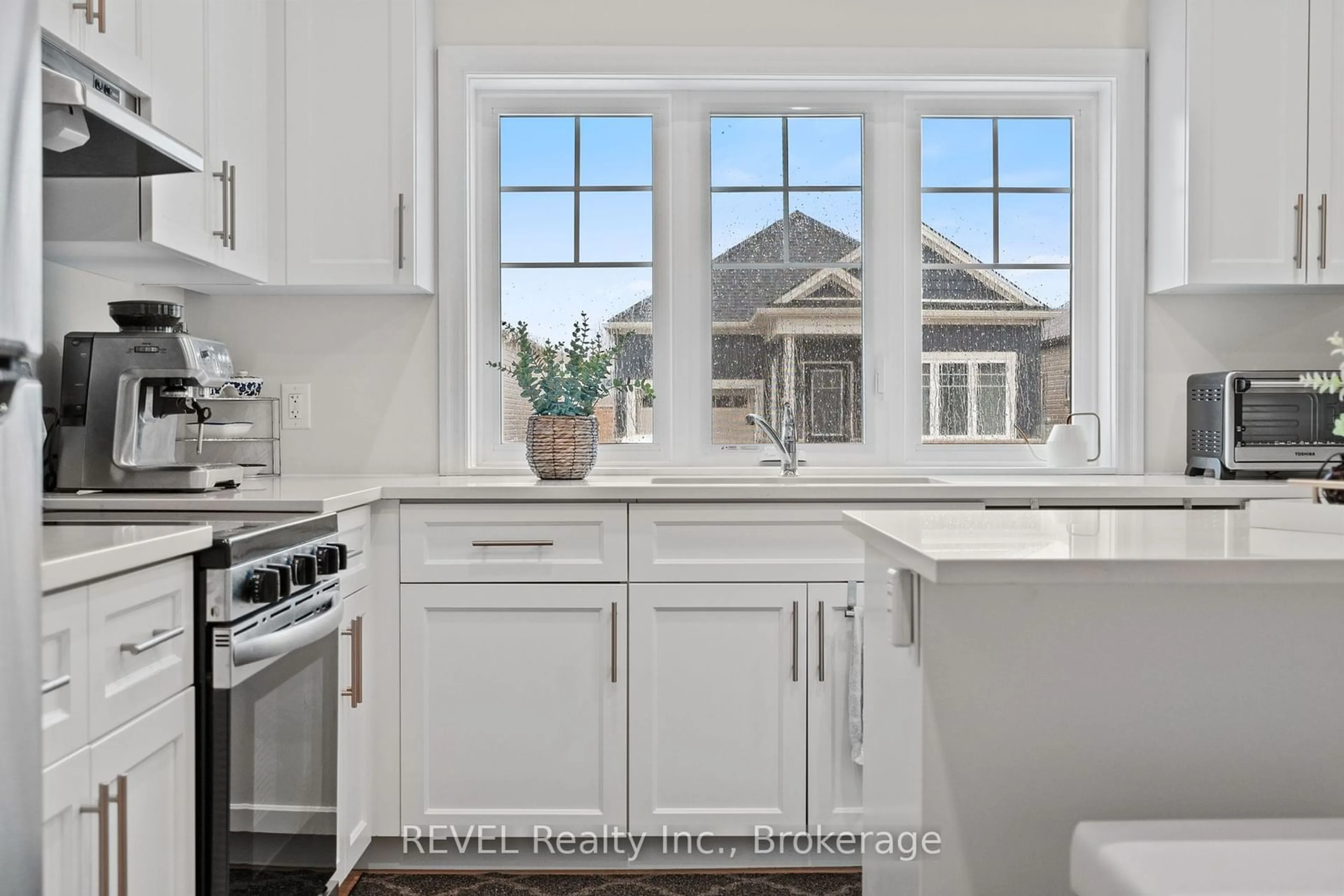 Open concept kitchen, ceramic/tile floor for 2 Bromley Dr, St. Catharines Ontario L2M 0C9