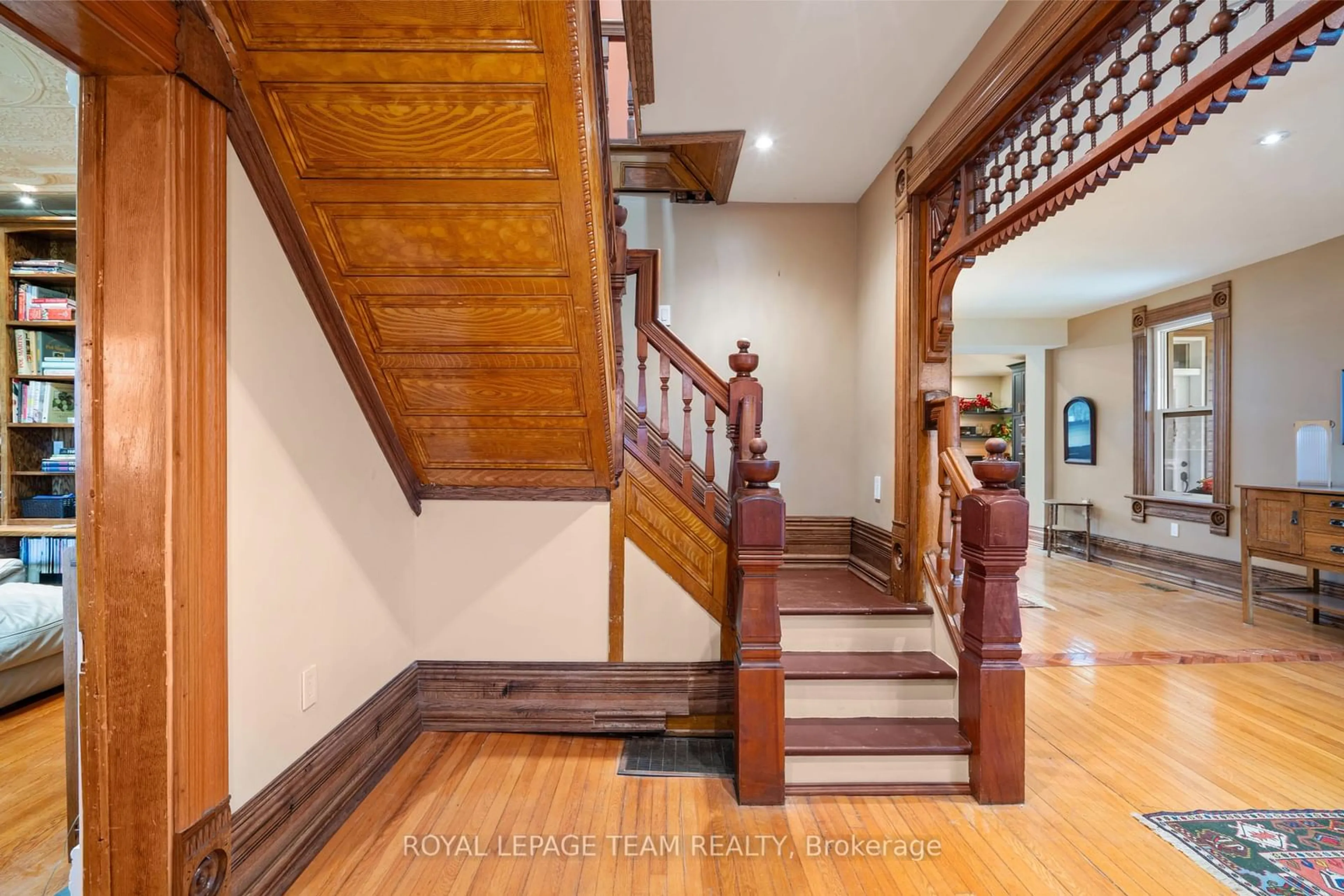 Indoor foyer for 77 Queen St, North Dundas Ontario K0C 1H0