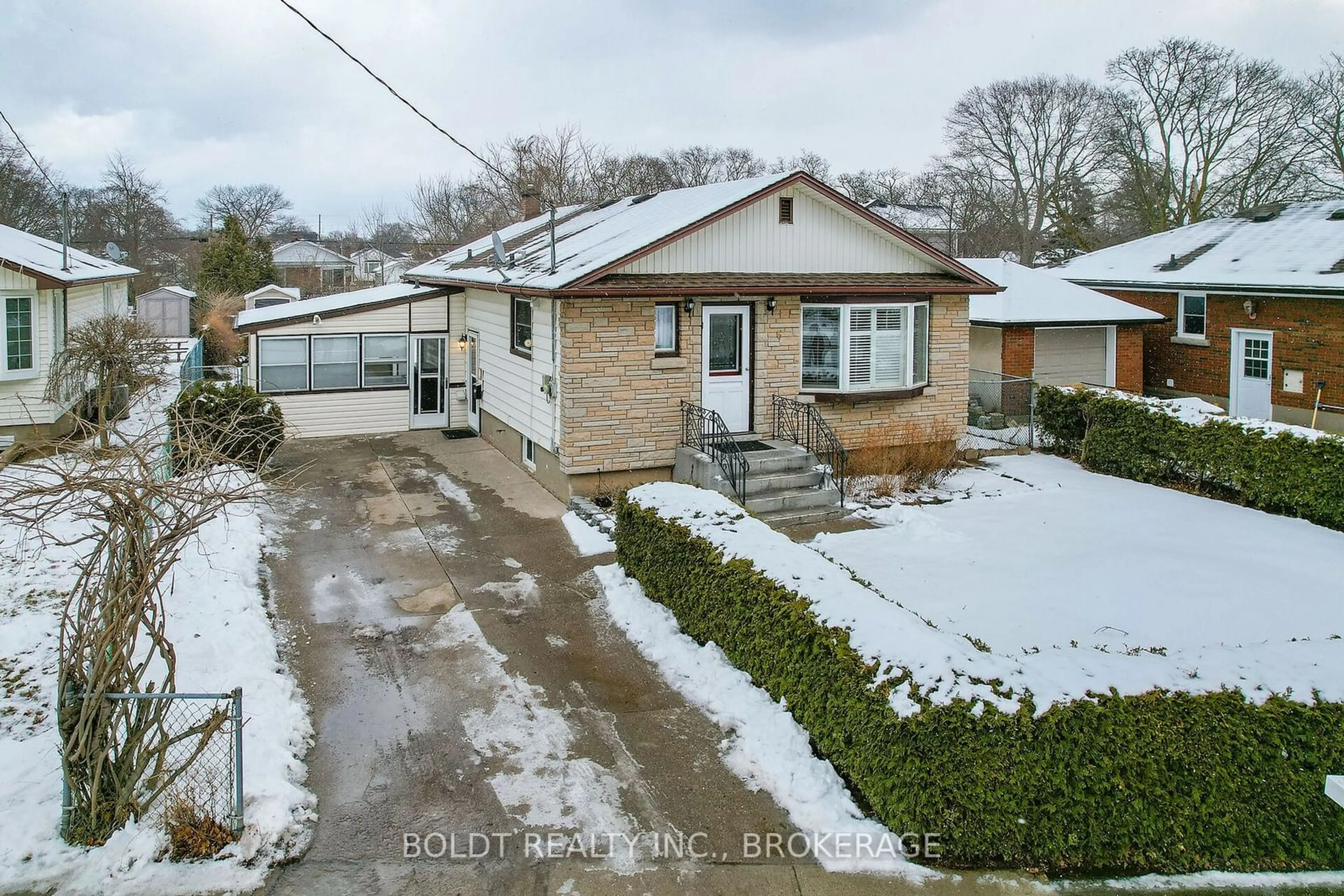 A pic from outside/outdoor area/front of a property/back of a property/a pic from drone, street for 6 Aiken St, St. Catharines Ontario L8N 1V8